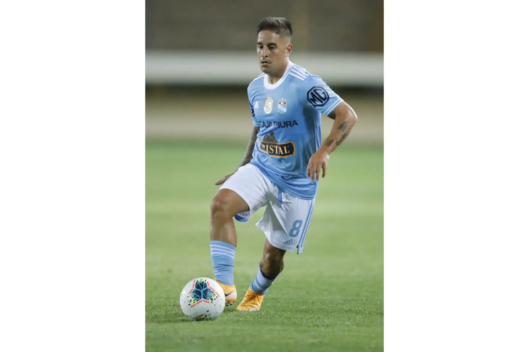 El futbolista Alejandro Hohberg de Sporting Cristal conduce el balón durante su partido debut ante Binacional, en el Estadio Nacional. Foto: Liga 1