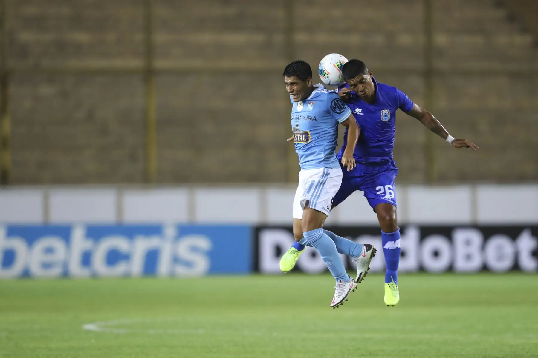 Irven Ávila de Sporting Cristal disputa un balón aéreo ante C. Flores de Binacional por la primera fecha de la Liga 1, en el Estadio Nacional. Foto: Liga 1