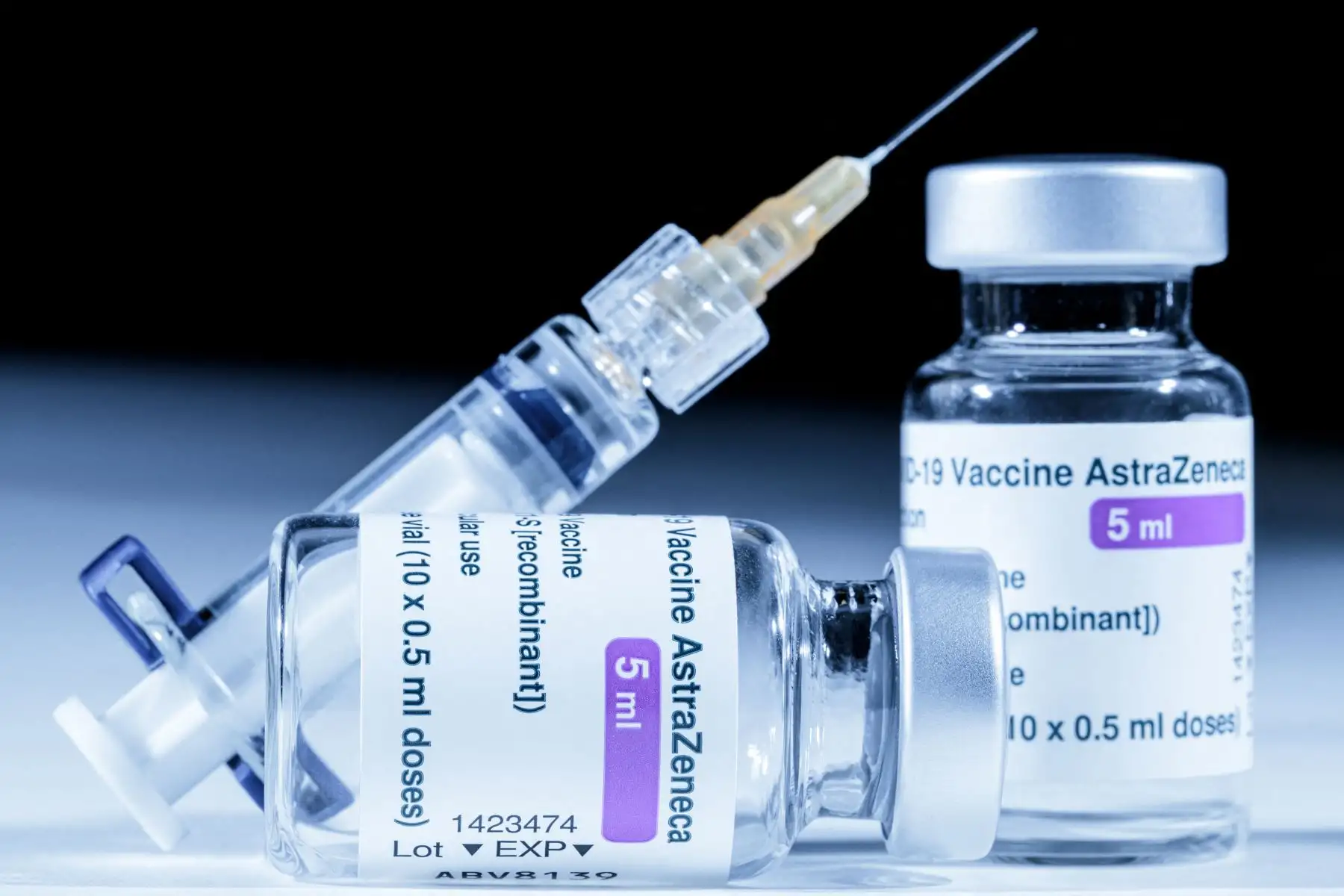 El producto de AstraZeneca ya tenía aprobación en el país sudamericano para uso de emergencia, destinado a grupos prioritarios. Foto: AFP