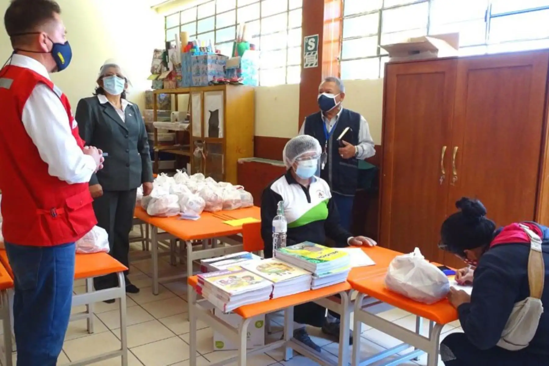 Qali Warma inició entrega de alimentos, a padres y madres de familia, para escolares de Arequipa.