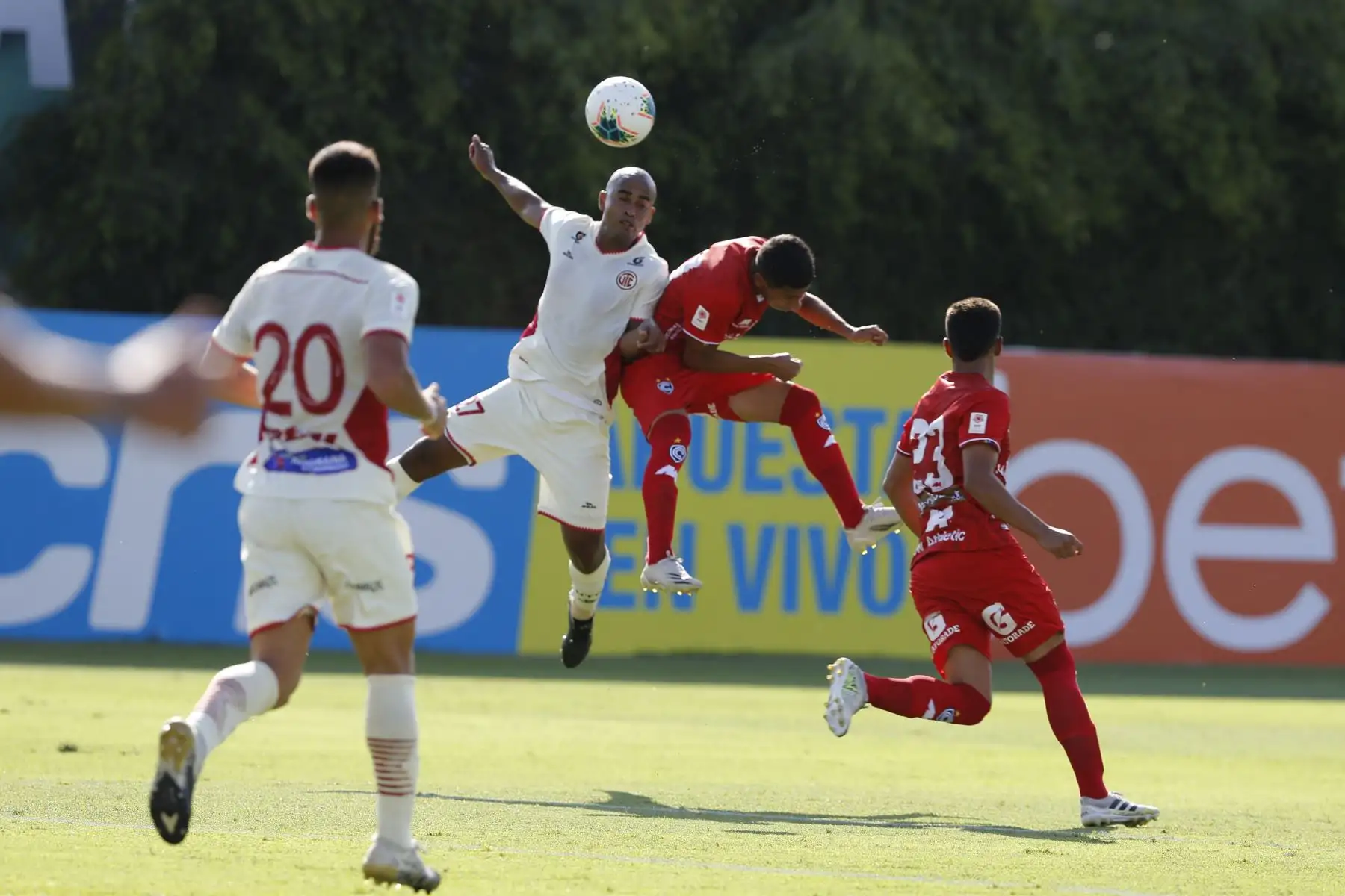 Luis Trujillo lateral izquierdo del  UTC  de  Cajamarca,  disputa el balón con un defensa del Club Cienciano, en partido  por la fecha 1 de la Liga 1, en el Estadio de la  Videna. Foto: Liga 1