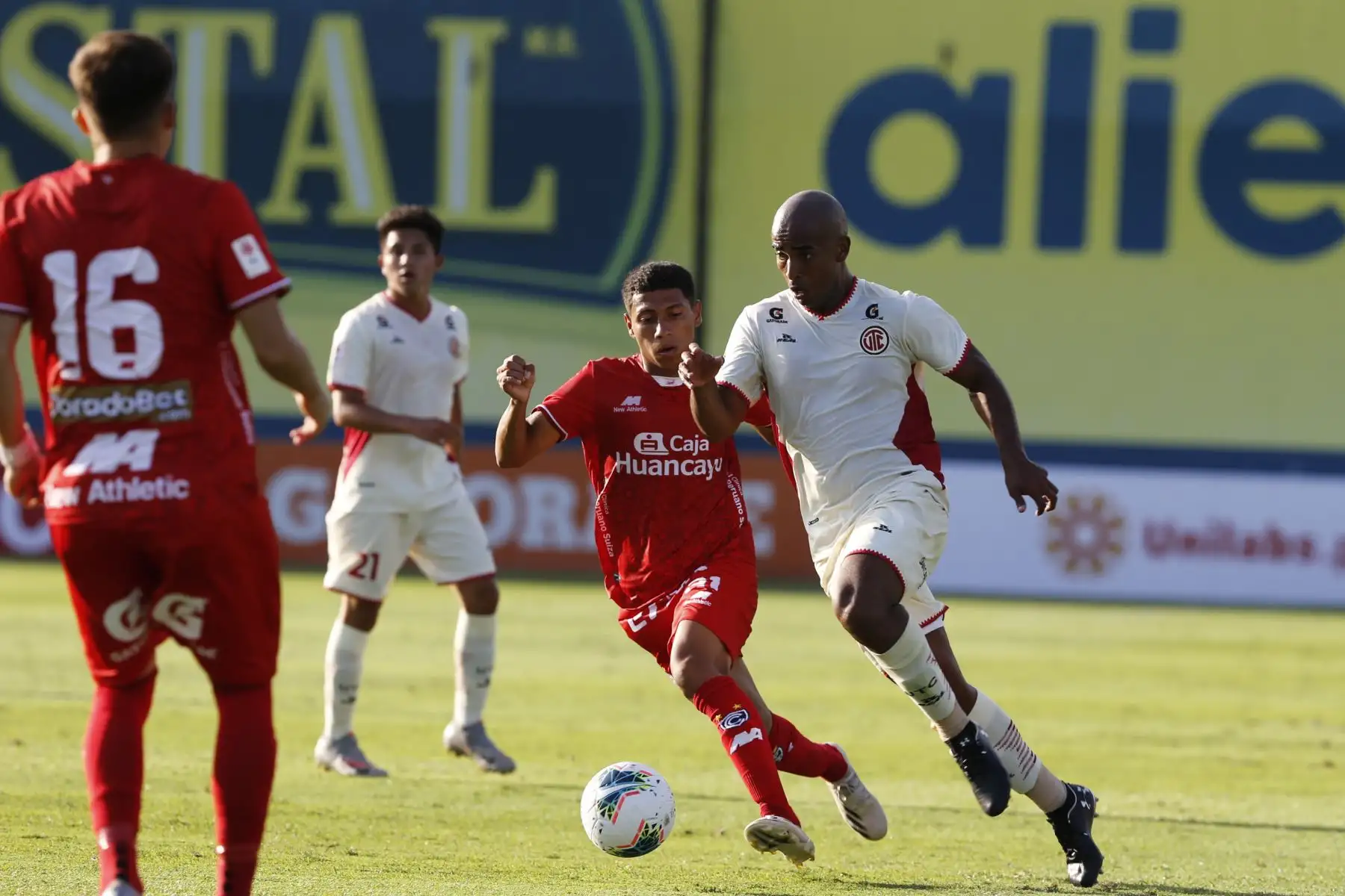 Luis Trujillo lateral izquierdo del  UTC  de  Cajamarca,  disputa el balón con un defensa del Club Cienciano, en partido  por la fecha 1 de la Liga 1, en el Estadio de la  Videna. Foto: Liga 1