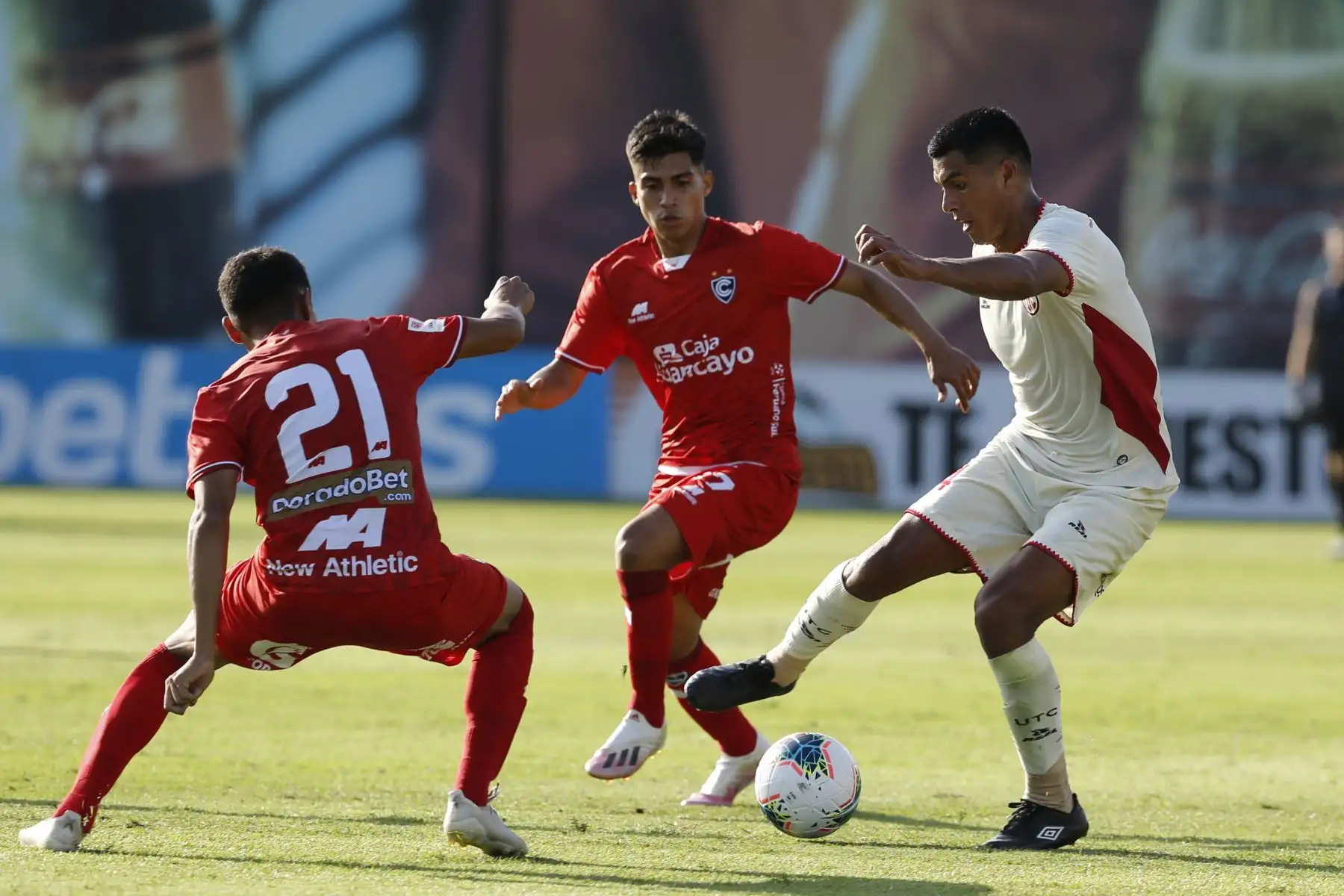 Alexi Gómez extremo izquierdo del  UTC  de  Cajamarca,  disputa el balón con defensas del Club Cienciano, en partido  por la fecha 1 de la Liga 1, en el Estadio de la  Videna. Foto: Liga 1