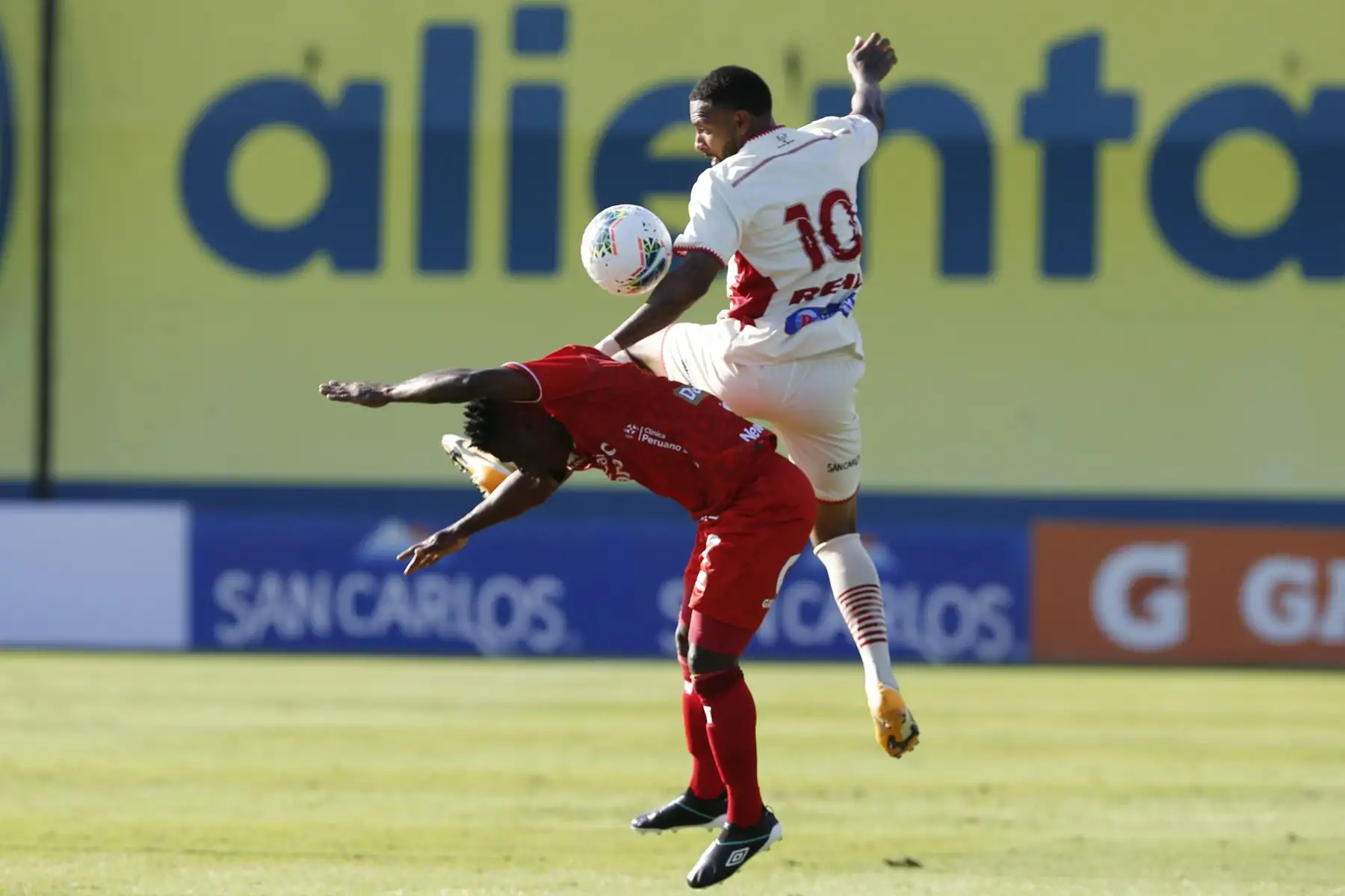 Alexi Gómez extremo izquierdo del  UTC  de  Cajamarca,  disputa el balón con defensas del Club Cienciano, en partido  por la fecha 1 de la Liga 1, en el Estadio de la  Videna. Foto: Liga 1