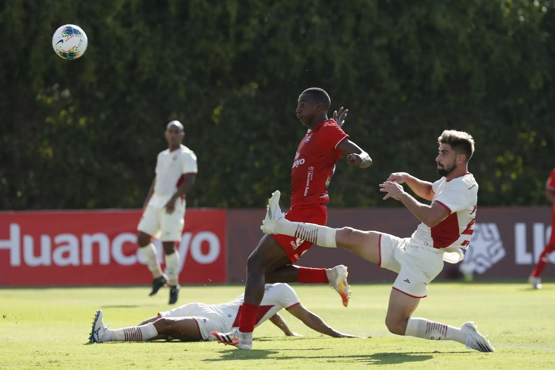 Nicolás Ortíz defensa central  del  UTC  de  Cajamarca,  disputa el balón con defensas del Club Cienciano, en partido  por la fecha 1 de la Liga 1, en el Estadio de la  Videna. Foto: Liga 1