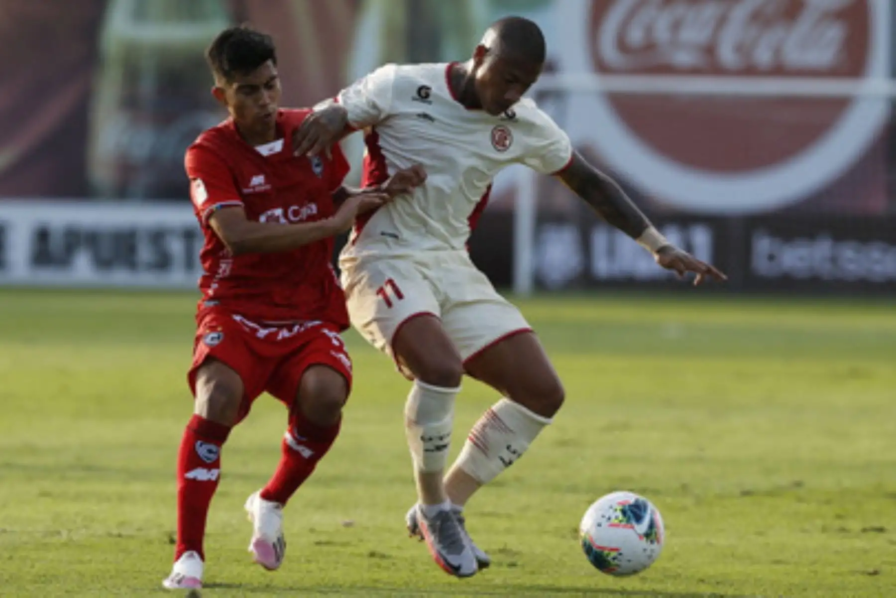 Ray Sandoval extremo izquierdo del  UTC  de  Cajamarca,  disputa el balón con defensas del Club Cienciano, en partido  por la fecha 1 de la Liga 1, en el Estadio de la  Videna. Foto: Liga 1