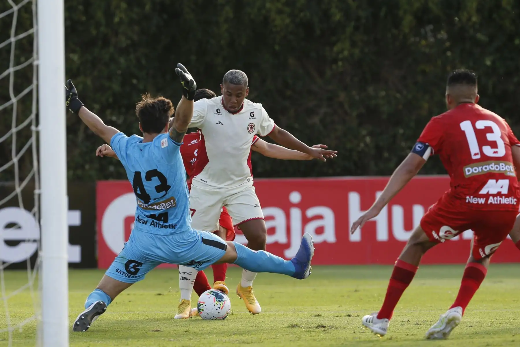 Flavio Gómez extremo derecho del  UTC  de  Cajamarca,  disputa el balón con defensas del Club Cienciano, en partido  por la fecha 1 de la Liga 1, en el Estadio de la  Videna. Foto: Liga 1