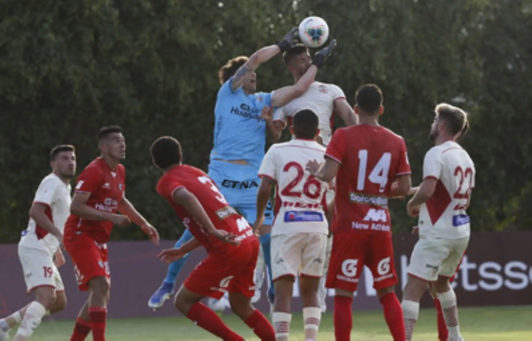 Daniel Ferreyra portero del Club Cienciano,  gana el balón a delantero del UTC de Cajamarca, en partido  por la fecha 1 de la Liga 1, en el Estadio de la  Videna. Foto: Liga 1