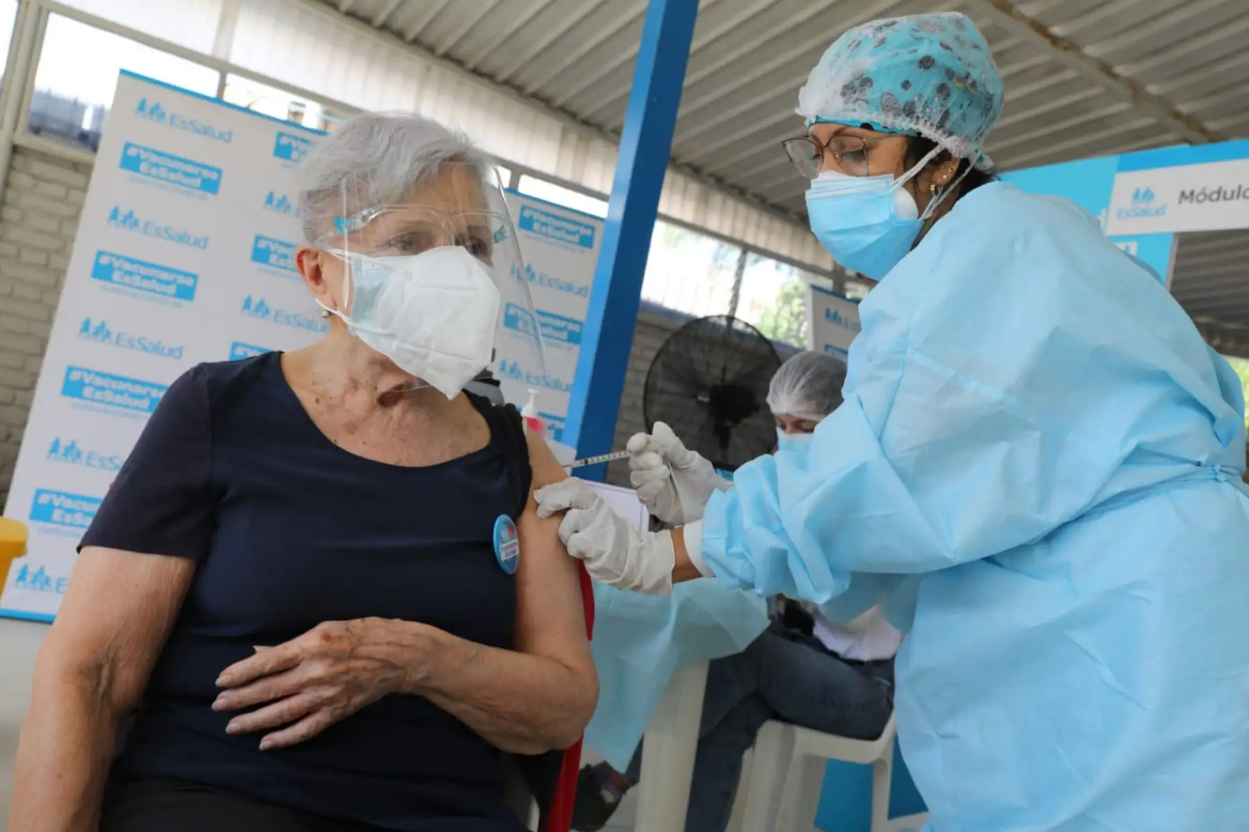Adultos mayores, de 85 años a más, reciben su primera dosis de la vacuna contra la covid – 19 en el Vacunatorio Essalud CAM "El Bosque".
Foto: Essalud