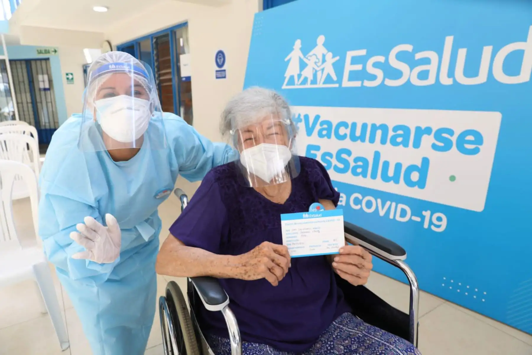 Adultos mayores, de 85 años a más, reciben su primera dosis de la vacuna contra la covid – 19 en el Vacunatorio Essalud CAM "El Bosque".
Foto: Essalud