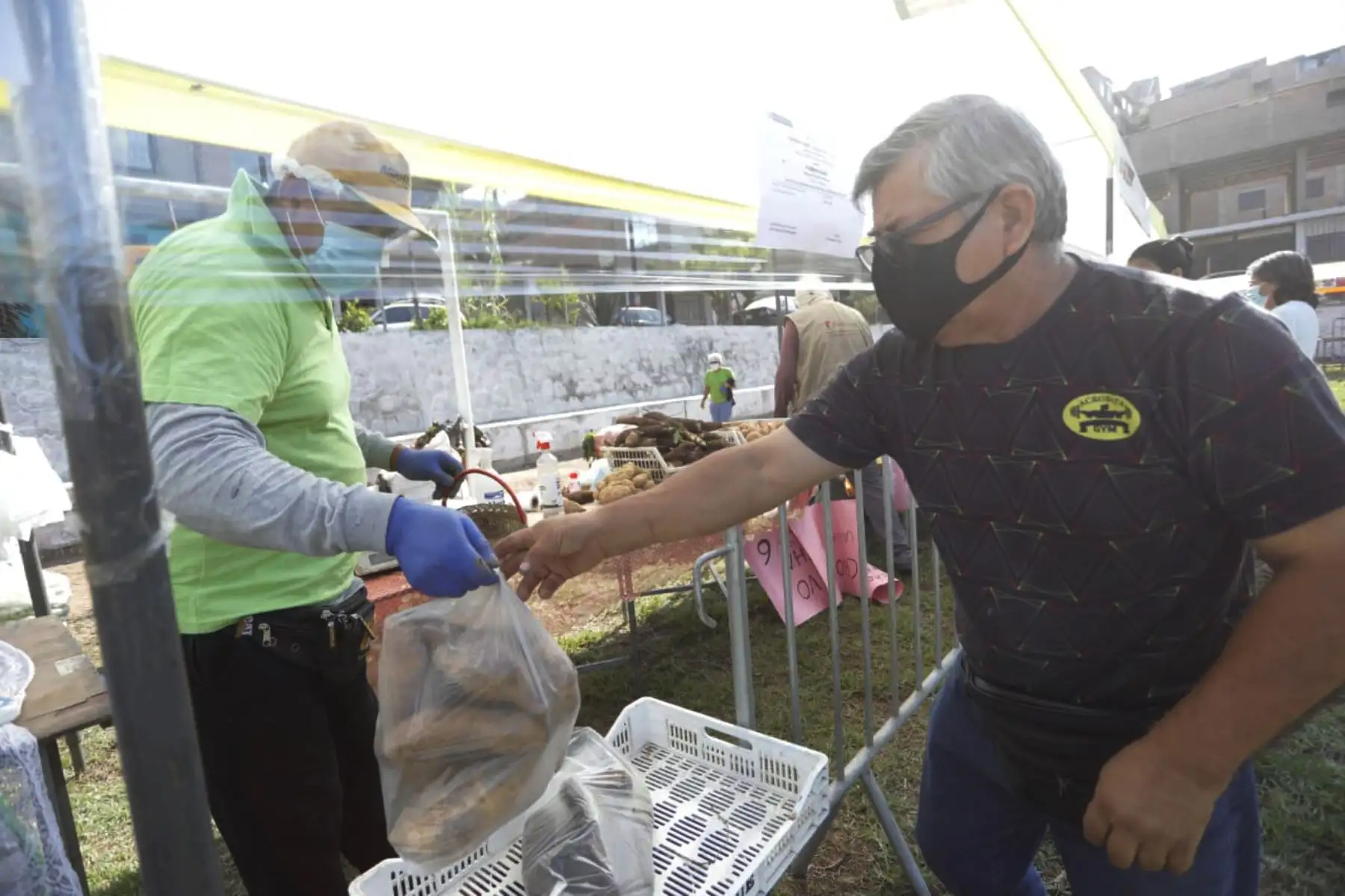 Ministros de las Producción, José Luis Chicoma,  la ministra de Desarrollo e Inclusión Social,Silvana Vargas; y la alcaldesa Cristina Nina, recorren el Mercado Midagri Solidario " De  la Chacra a la Olla "  en el distrito de San Juan de Miraflores.
Foto: Midagri