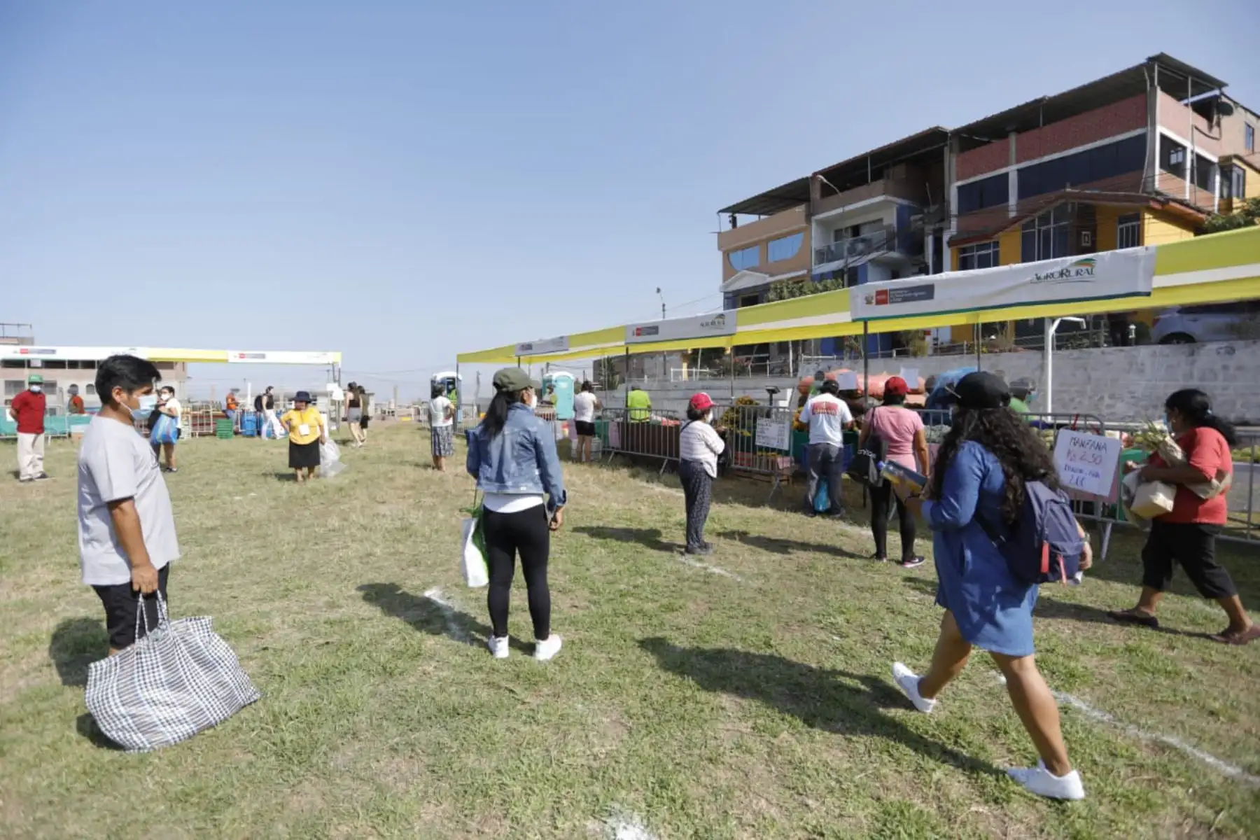 Ministerio de Agricultura pone en marcha un nuevo Mercado  “ De la Chacra a la Olla 2021 ” donde se venderán muy buenos productos de la Agricultura Familiar a bajos precios, en el estadio Sarita Colonia de San Juan de Miraflores.
Foto: Midagri