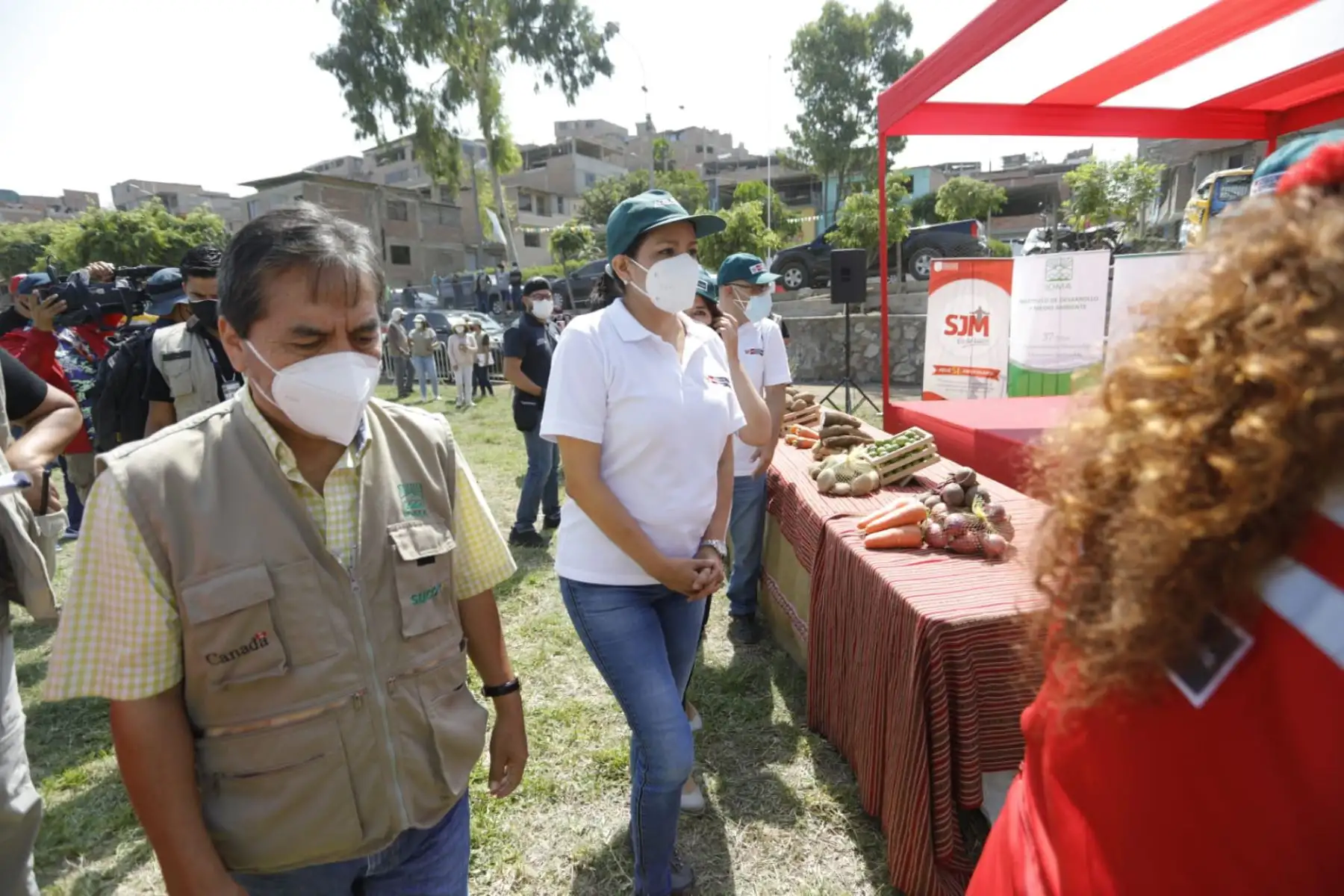 Ministros de las Producción, José Luis Chicoma,  la ministra de Desarrollo e Inclusión Social,Silvana Vargas; y la alcaldesa Cristina Nina, recorren el Mercado Midagri Solidario " De  la Chacra a la Olla "  en el distrito de San Juan de Miraflores.
Foto: Midagri