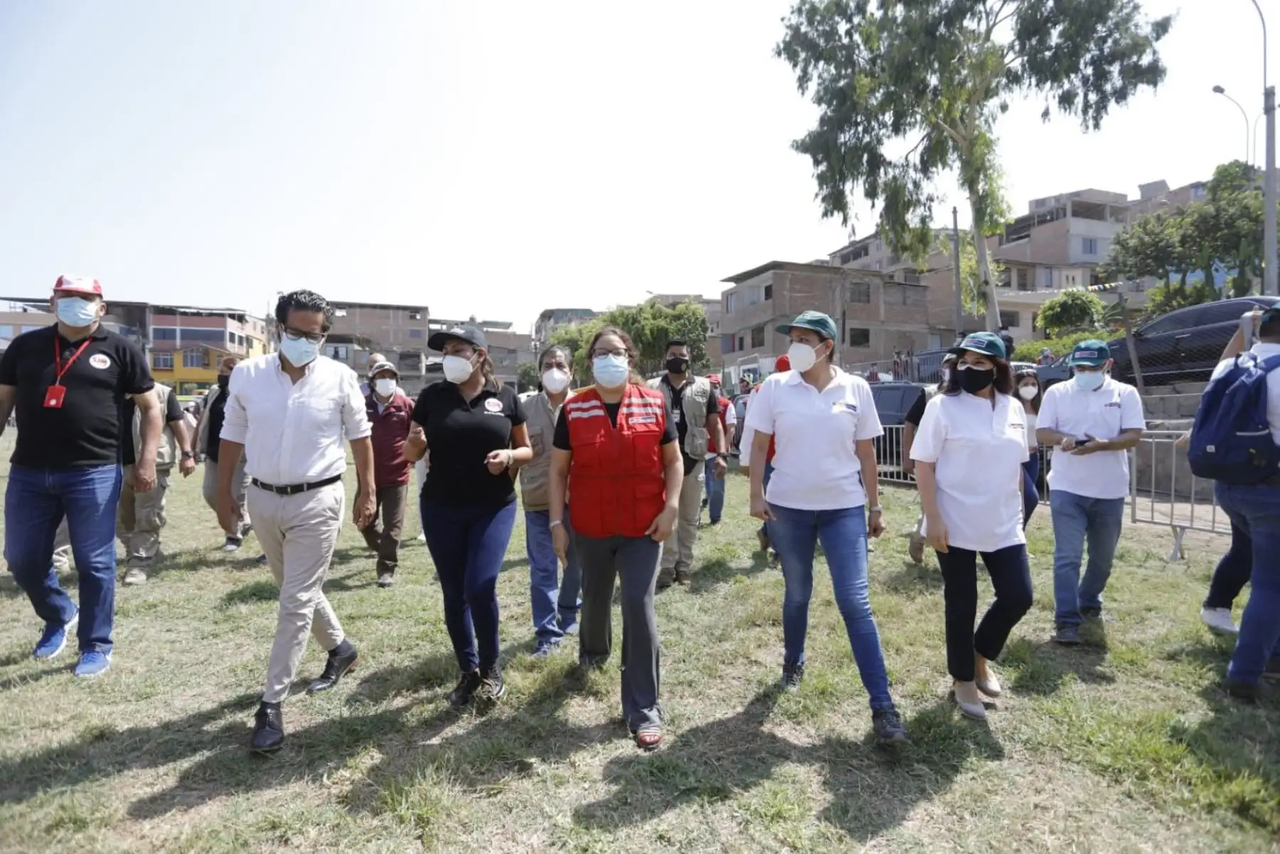 Ministros de las Producción, José Luis Chicoma,  la ministra de Desarrollo e Inclusión Social,Silvana Vargas; y la alcaldesa Cristina Nina, recorren el Mercado Midagri Solidario " De  la Chacra a la Olla "  en el distrito de San Juan de Miraflores.
Foto: Midagri