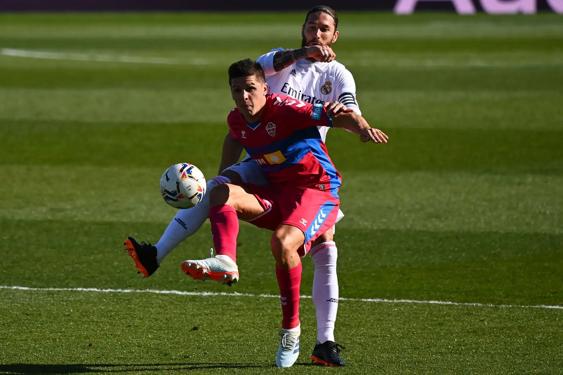 El defensa español del Real Madrid Sergio Ramos desafía al delantero argentino del Elche Guido Carrillo durante el partido de fútbol de la Liga española entre el Real Madrid y Elche.
Foto: AFP