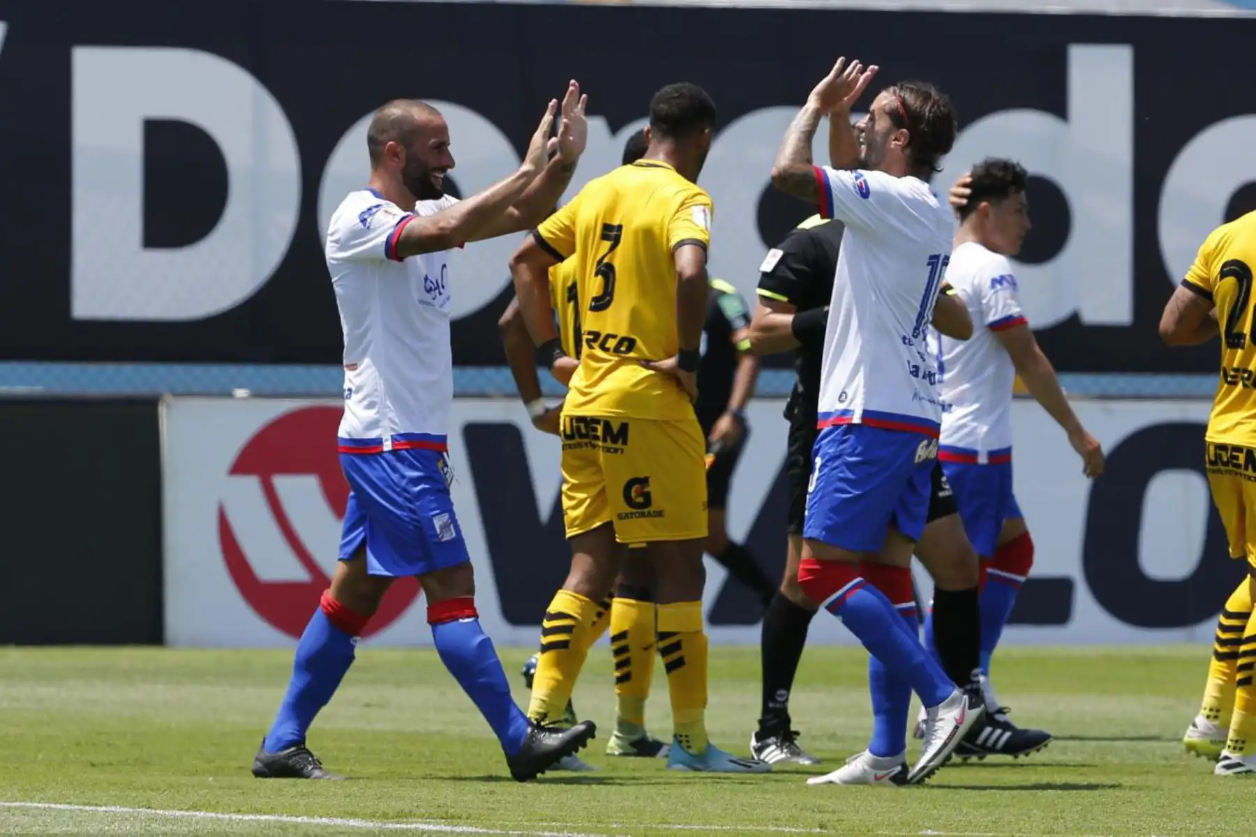 El futbolista Mauro Guevgeozián  de  Carlos Mannucci, celebra su gol anotado ante el  Cantolao, durante el partido por la fecha 1 de la Liga 1, en el Estadio Alberto Gallardo.  
Foto: @LigaFutProfdel
