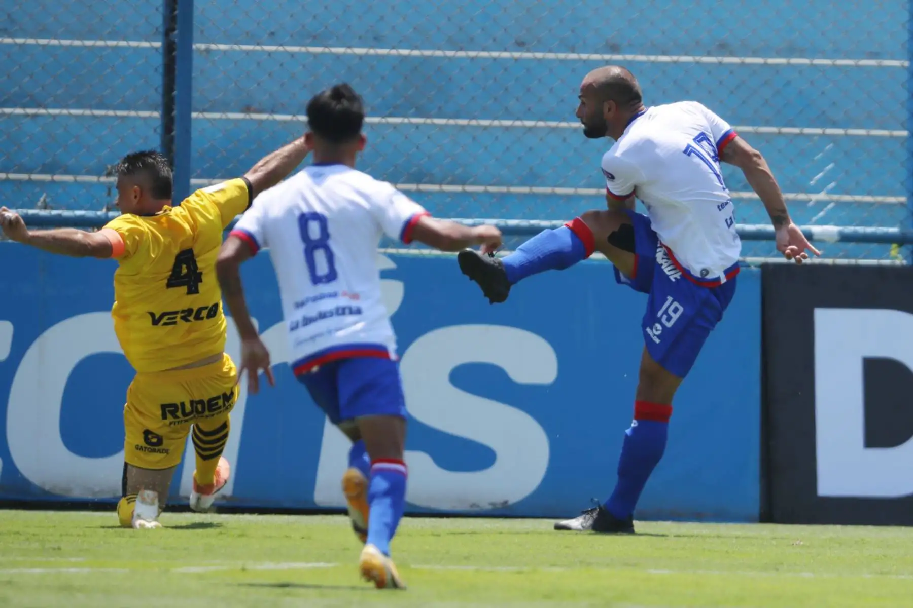 El futbolista Mauro Guevgeozián  de  Carlos Mannucci, celebra su gol anotado ante el  Cantolao, durante el partido por la fecha 1 de la Liga 1, en el Estadio Alberto Gallardo.  
Foto: @LigaFutProfdel