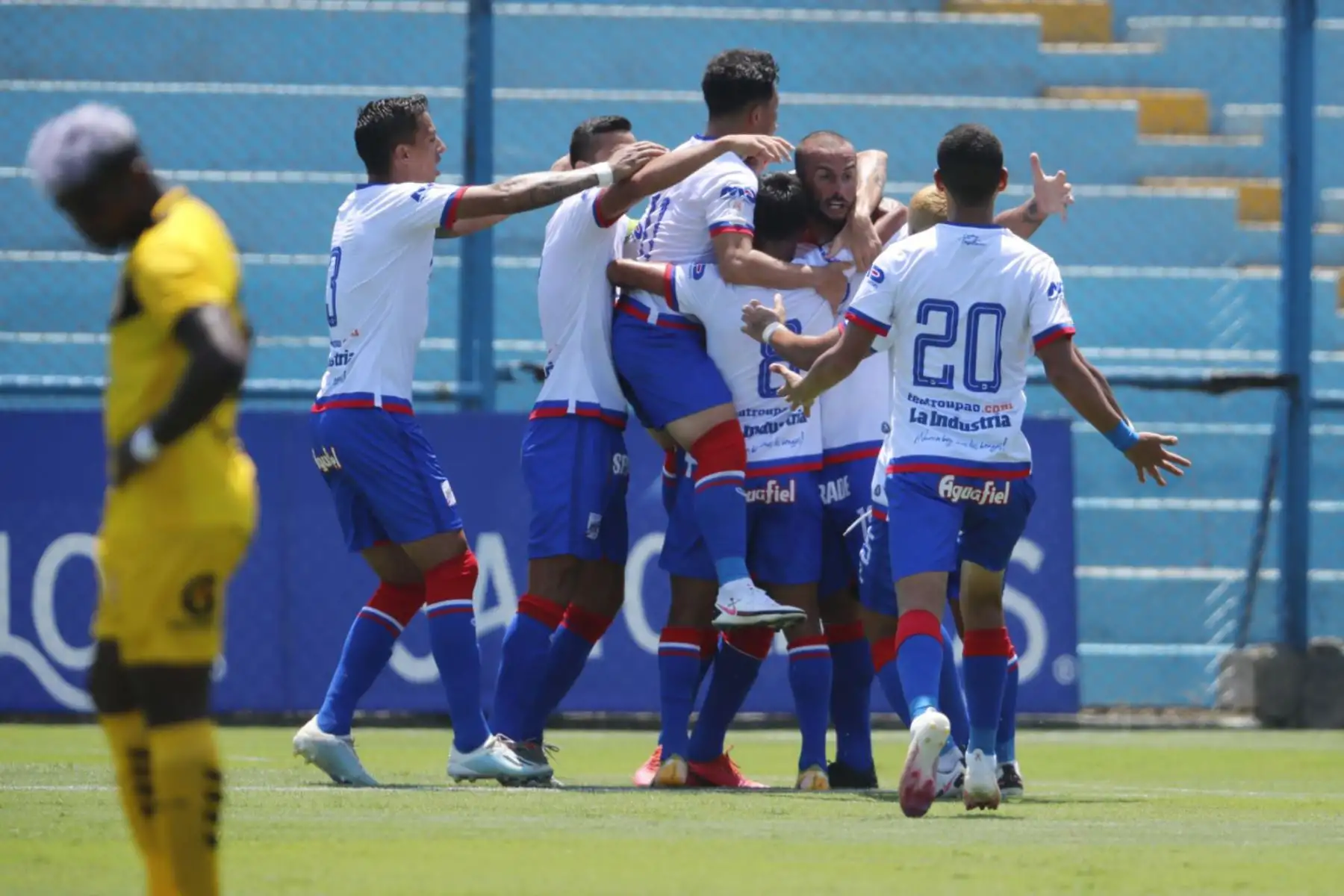 El futbolista Mauro Guevgeozián  de  Carlos Mannucci, celebra su gol anotado ante el  Cantolao, durante el partido por la fecha 1 de la Liga 1, en el Estadio Alberto Gallardo.  
Foto: @LigaFutProfdel