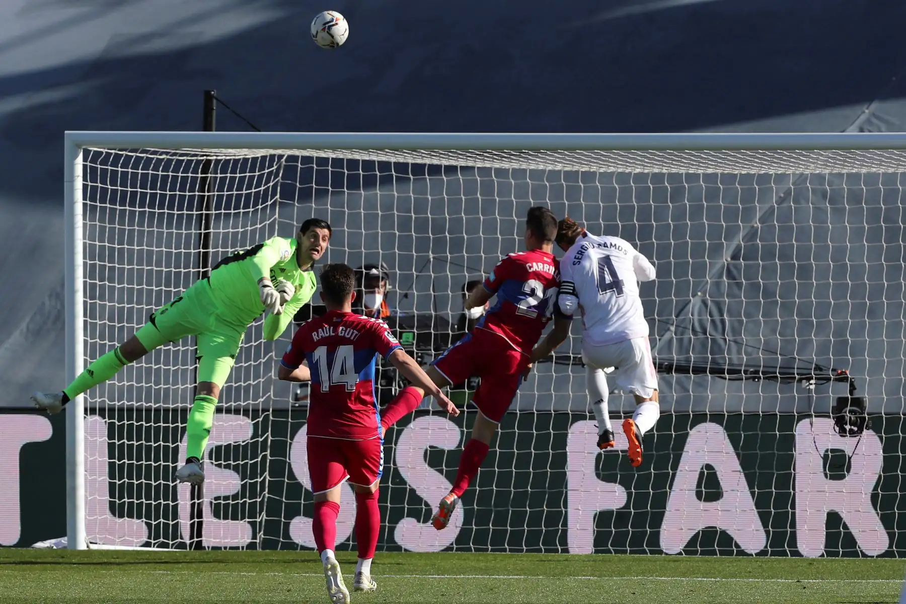 El portero del Real Madrid Thibaut Courtois , y el jugador del Elche Guido Carrillo , durante el partido de  La Liga de la jornada 27, celebrado este sábado en el estadio Alfredo Di Stéfano en Madrid.
Foto: EFE