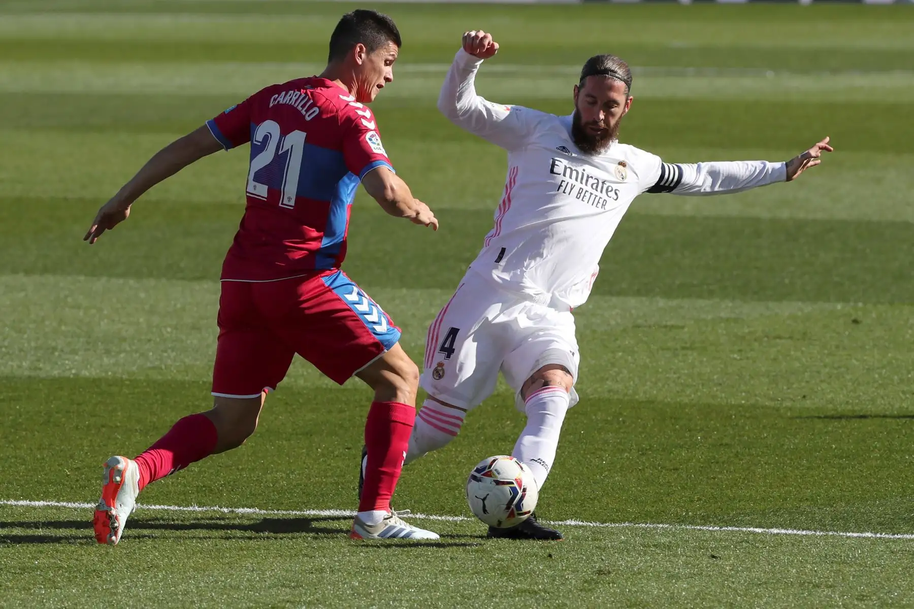 El jugador del Real Madrid Sergio Ramos, y el jugador del Elche Guido Carrillo, durante el partido de LaLiga de la jornada 27, celebrado este sábado en el estadio Alfredo Di Stéfano en Madrid.
Foto: EFE