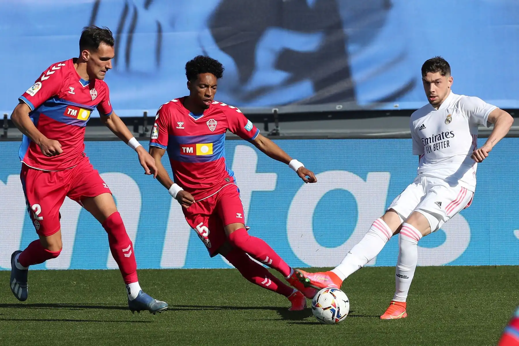 El jugador del Real Madrid Federico Valverde, y los jugadores del Elche Guido Carrillo y Johan Mojica, durante el partido de LaLiga de la jornada 27, celebrado este sábado en el estadio Alfredo Di Stéfano en Madrid.
Foto: EFE