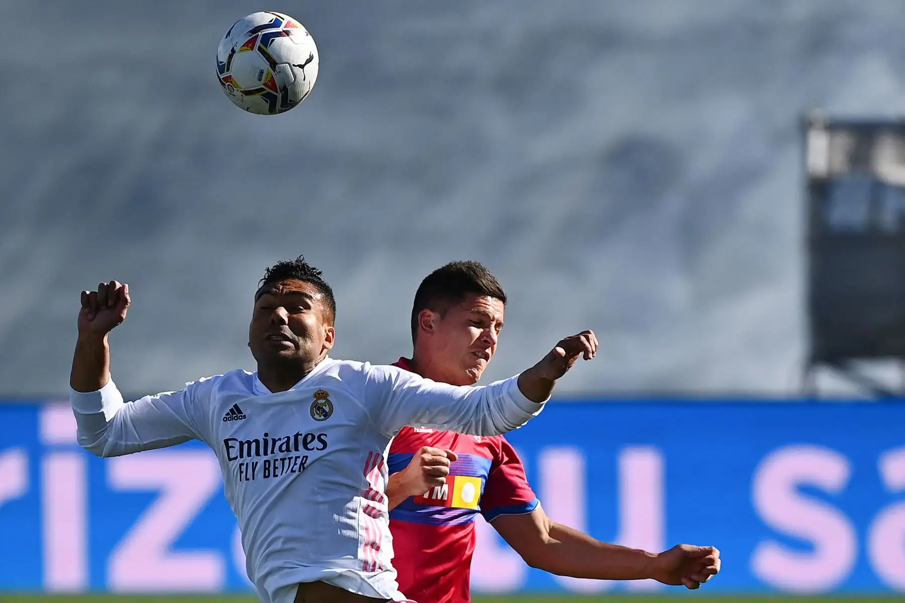 El centrocampista brasileño del Real Madrid Casemiro  desafía al delantero argentino del Elche Guido Carrillo durante el partido de fútbol de la Liga española entre el Real Madrid y Elche.
Foto: AFP