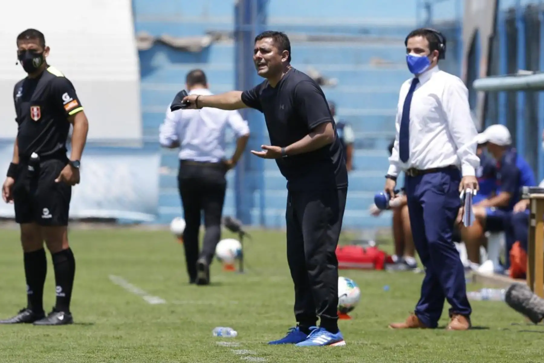 El entrenador Jorge Espejo dirige a su equipo Cantolao que se enfrenta al Carlos A. Mannucci.
Foto: @LigaFutProfdel