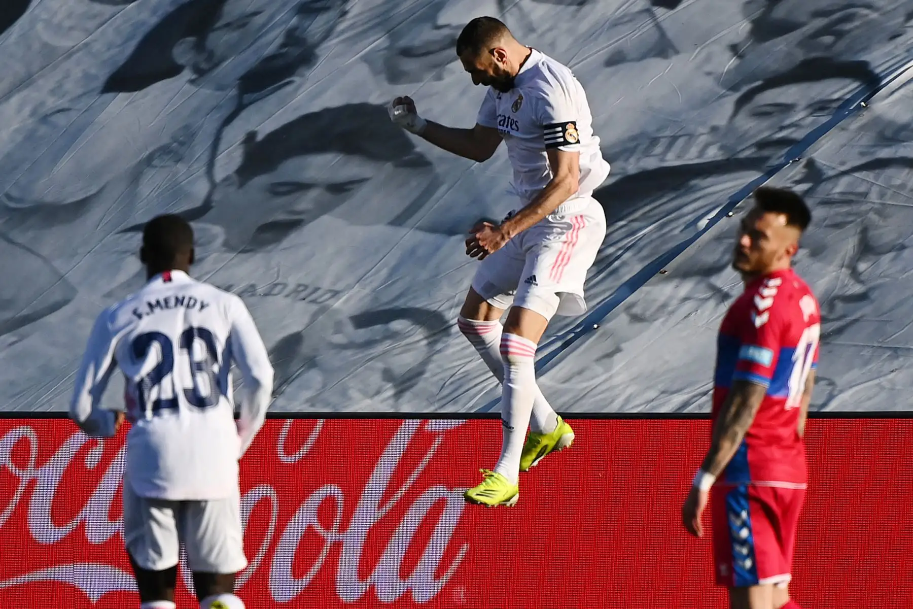 El delantero francés del Real Madrid Karim Benzema celebra tras marcar un gol durante el partido de fútbol de la Liga española entre el Real Madrid y Elche en el estadio Alfredo Di Stefano.
Foto: AFP