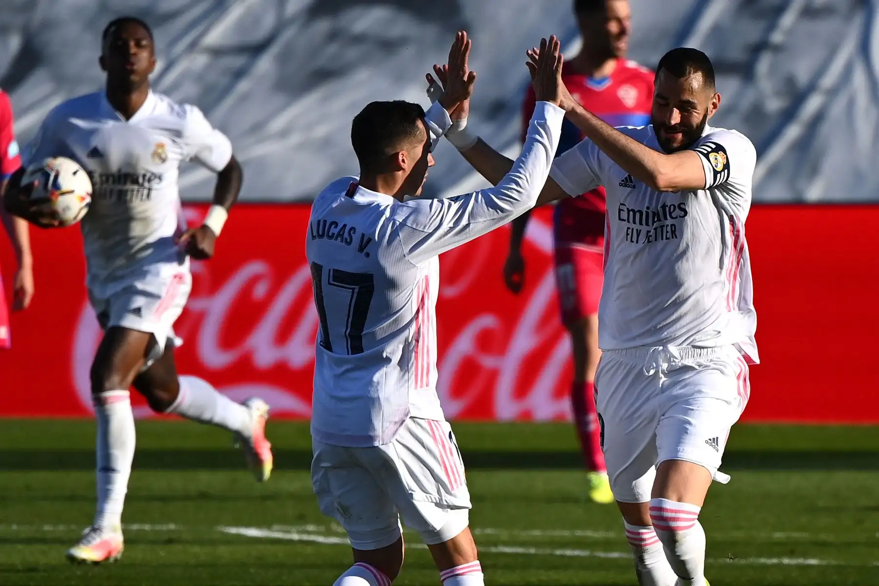El delantero francés del Real Madrid Karim Benzema  celebra con el delantero español del Real Madrid Lucas Vázquez tras marcar un gol durante el partido de fútbol de la Liga española entre el Real Madrid y Elche en el estadio Alfredo Di Stefano.
Foto: AFP