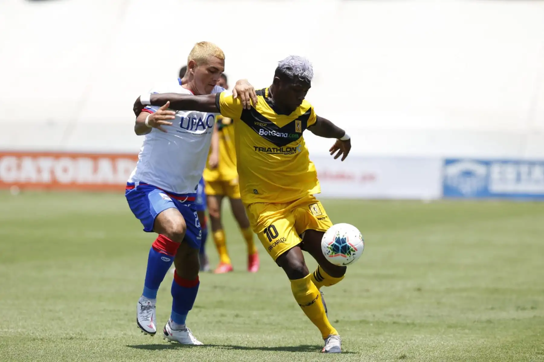 El futbolista de Cantolao W. Palacios disputa la pelota con el jugador  de  Carlos Mannucci, durante el partido por la fecha 1 de la Liga 1, en el Estadio Alberto Gallardo.  Foto: @LigaFutProfdel
Foto: @LigaFutProfdel