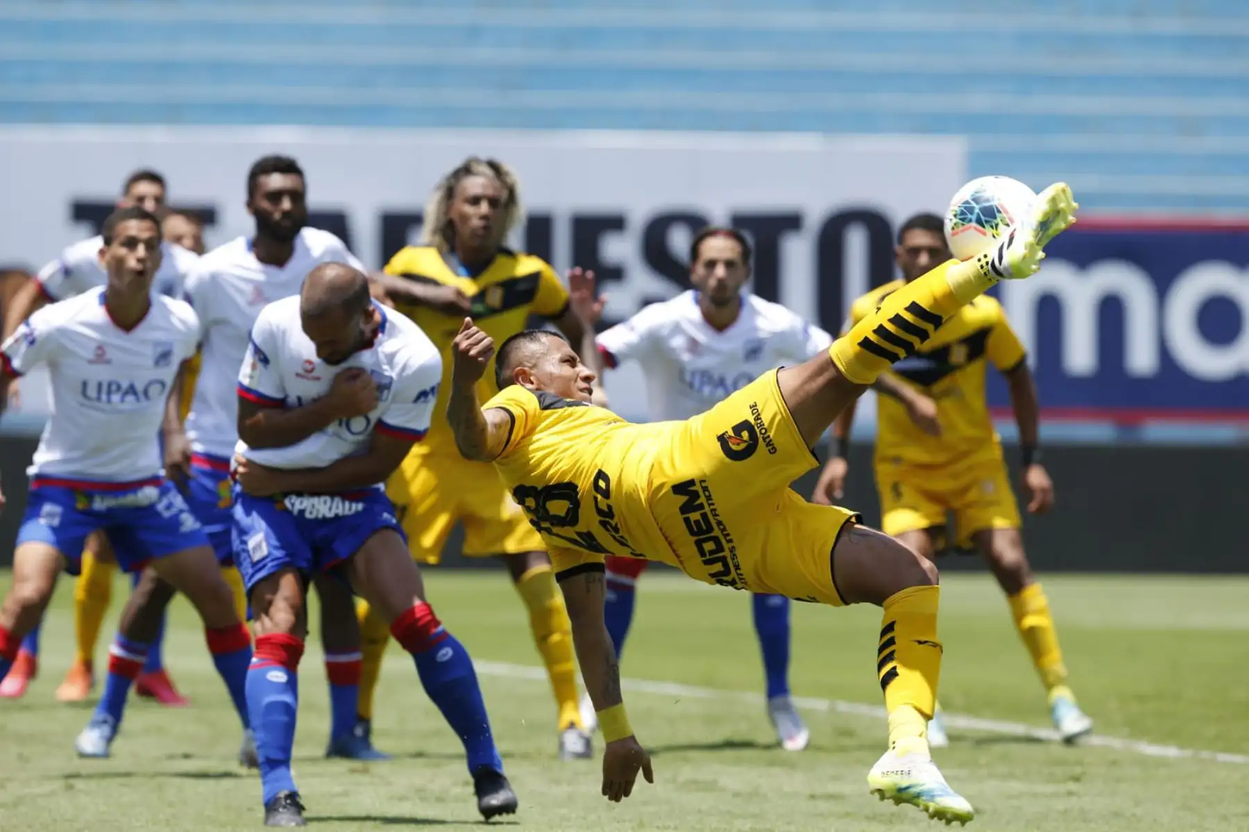 El futbolista  D. Otoya de Cantolao , disputa la pelota con el jugador de Carlos Mannucci , durante el partido por la fecha 1 de la Liga 1, en el Estadio Alberto Gallardo.  Foto: @LigaFutProfdel