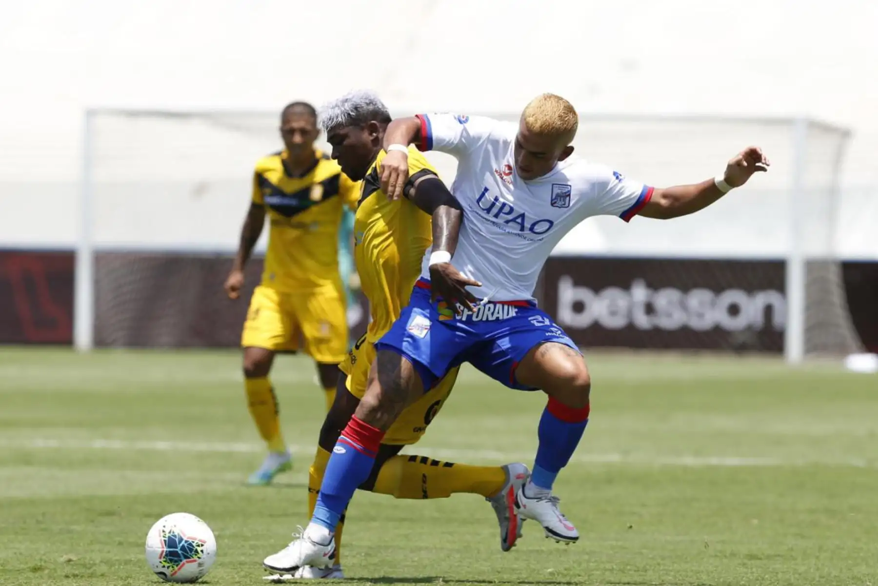 El futbolista de Cantolao W. Palacios disputa la pelota con el jugador  de  Carlos Mannucci, durante el partido por la fecha 1 de la Liga 1, en el Estadio Alberto Gallardo.  Foto: @LigaFutProfdel
Foto: @LigaFutProfdel