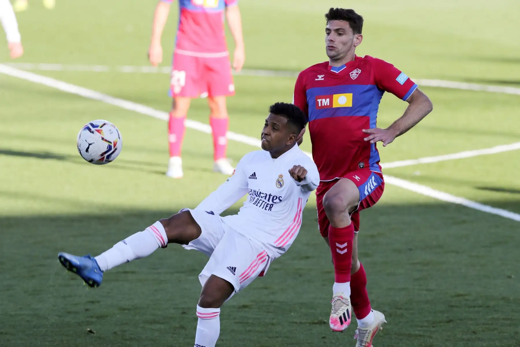 El jugador del Real Madrid Rodrygo Silva de Goes, y el jugador del Elche Dani Calvo, durante el partido de LaLiga de la jornada 27 celebrado  en el estadio Alfredo Di Stéfano en Madrid.
Foto: EFE