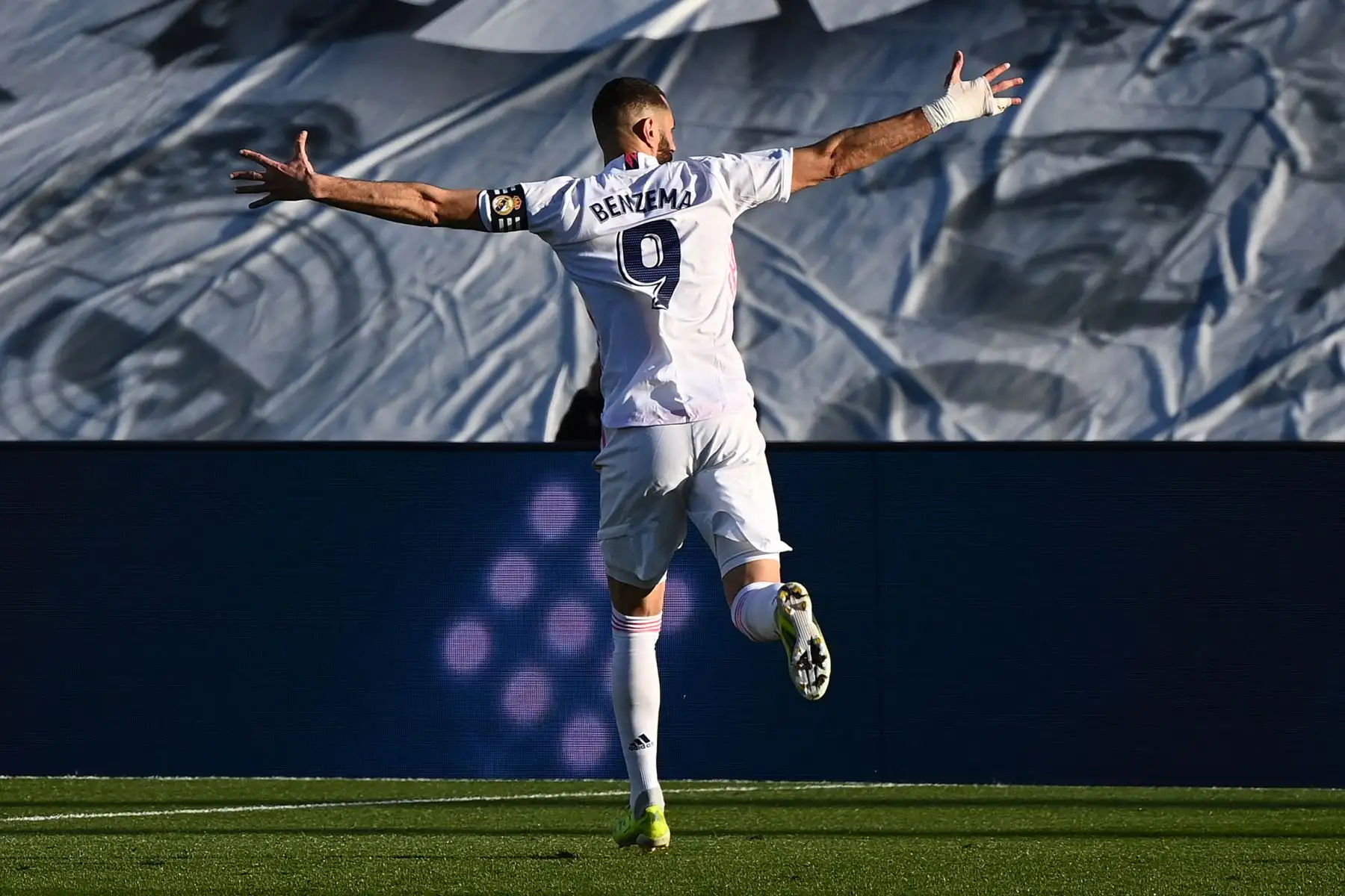 El delantero francés del Real Madrid Karim Benzema celebra tras marcar un gol durante el partido de fútbol de la Liga española entre el Real Madrid y Elche en el estadio Alfredo Di Stefano.
Foto: AFP