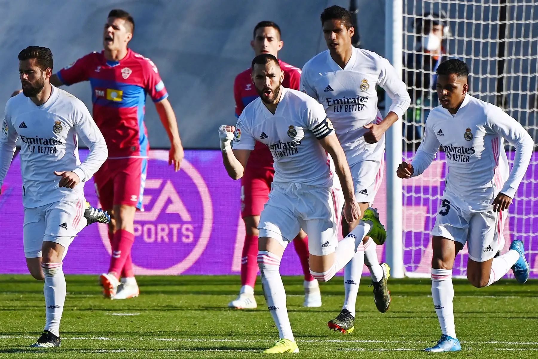 El delantero francés del Real Madrid Karim Benzema celebra tras marcar un gol durante el partido de fútbol de la Liga española entre el Real Madrid y Elche en el estadio Alfredo Di Stefano.
Foto: AFP