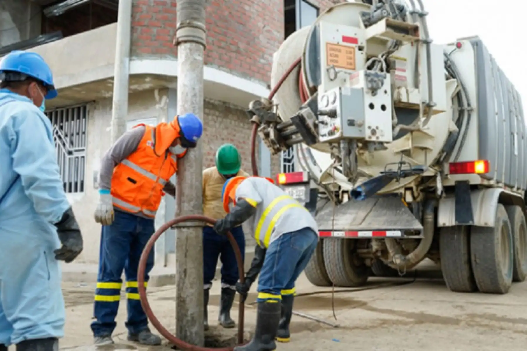 El Ministerio de Vivienda, Construcción y Saneamiento (MVCS) autorizó la transferencia financiera de 68,500 soles a la Empresa Municipal de Agua Potable y Alcantarillado de Tambopata (EPS Emapat) a fin de que pueda llevar a cabo la limpieza y reparación del sistema de alcantarillado de los distritos de Tambopata y Laberinto, en la provincia de Tambopata, región de Madre de Dios.