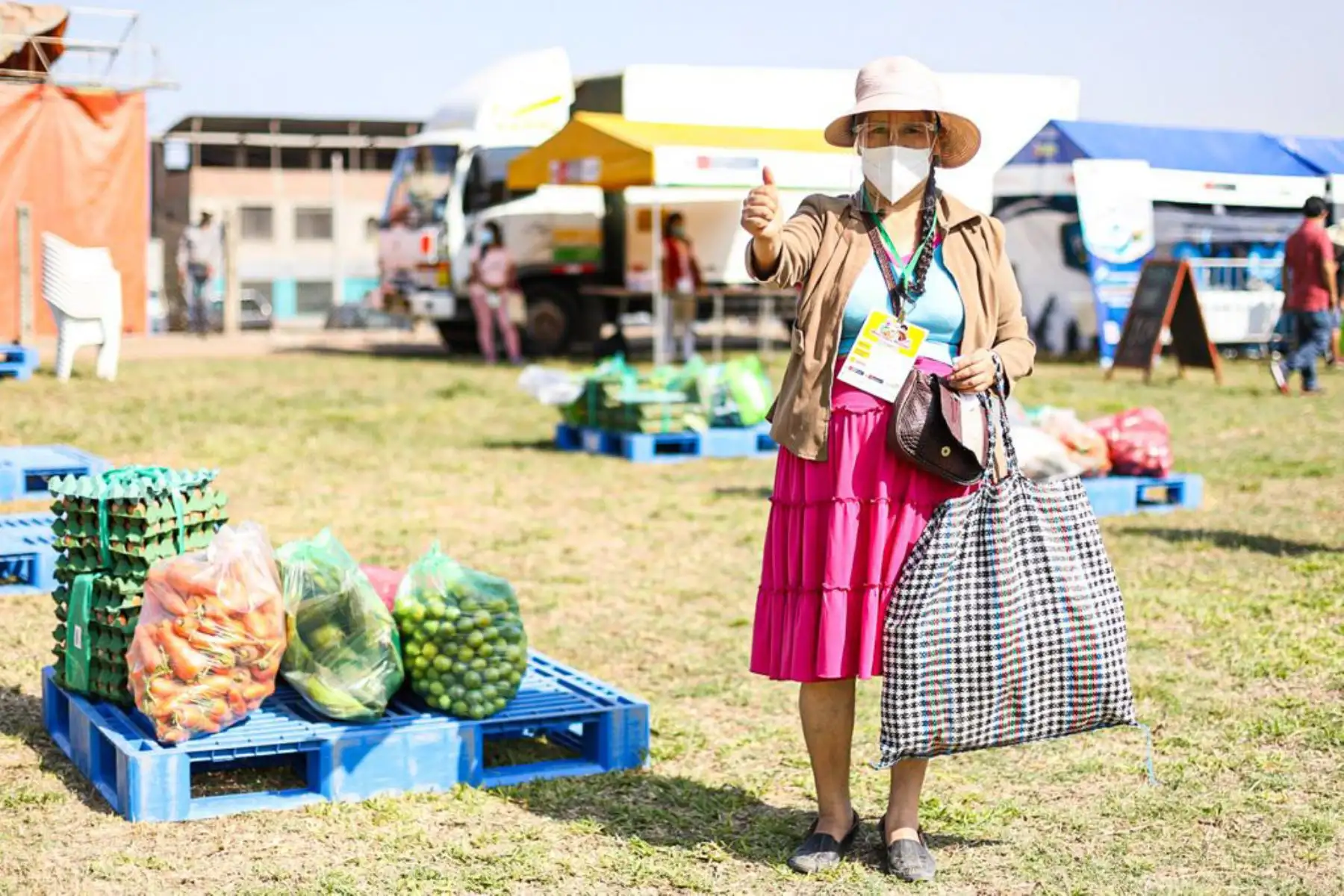Ministerio de Agricultura pone en marcha un nuevo Mercado  “ De la Chacra a la Olla 2021 ” donde se venderán muy buenos productos de la Agricultura Familiar a bajos precios, en el estadio Sarita Colonia de San Juan de Miraflores.
Foto: Midis