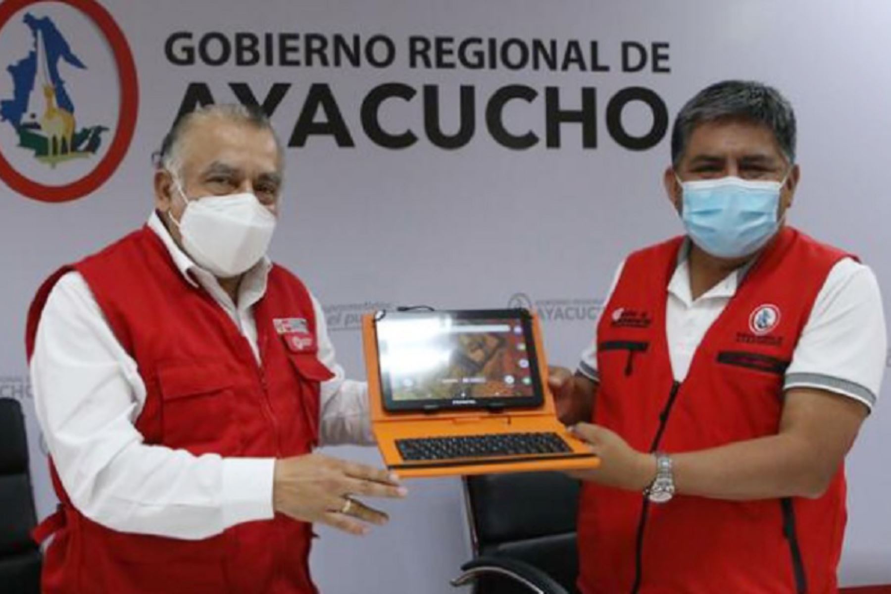 El ministro de Transportes y Comunicaciones (MTC), Eduardo González, entregó un nuevo lote de 4,298 tabletas en la región Ayacucho para generar habilidades digitales en los escolares y coadyuvar a la iniciativa educativa del Estado Aprendo en Casa. Foto: MTC.