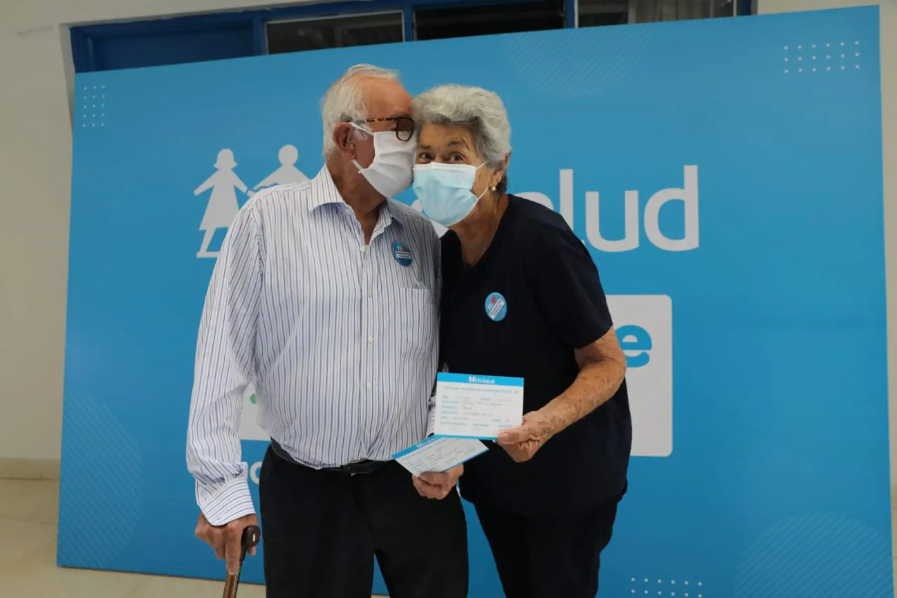 Desde el vacunatorio de EsSalud CAM "El Bosque", llegaron a recibir su primera dosis contra la covid - 19, los esposos, Juan Cuglievan de 92 años y Josefina Balarezo de 85 años.
 Foto: EsSalud