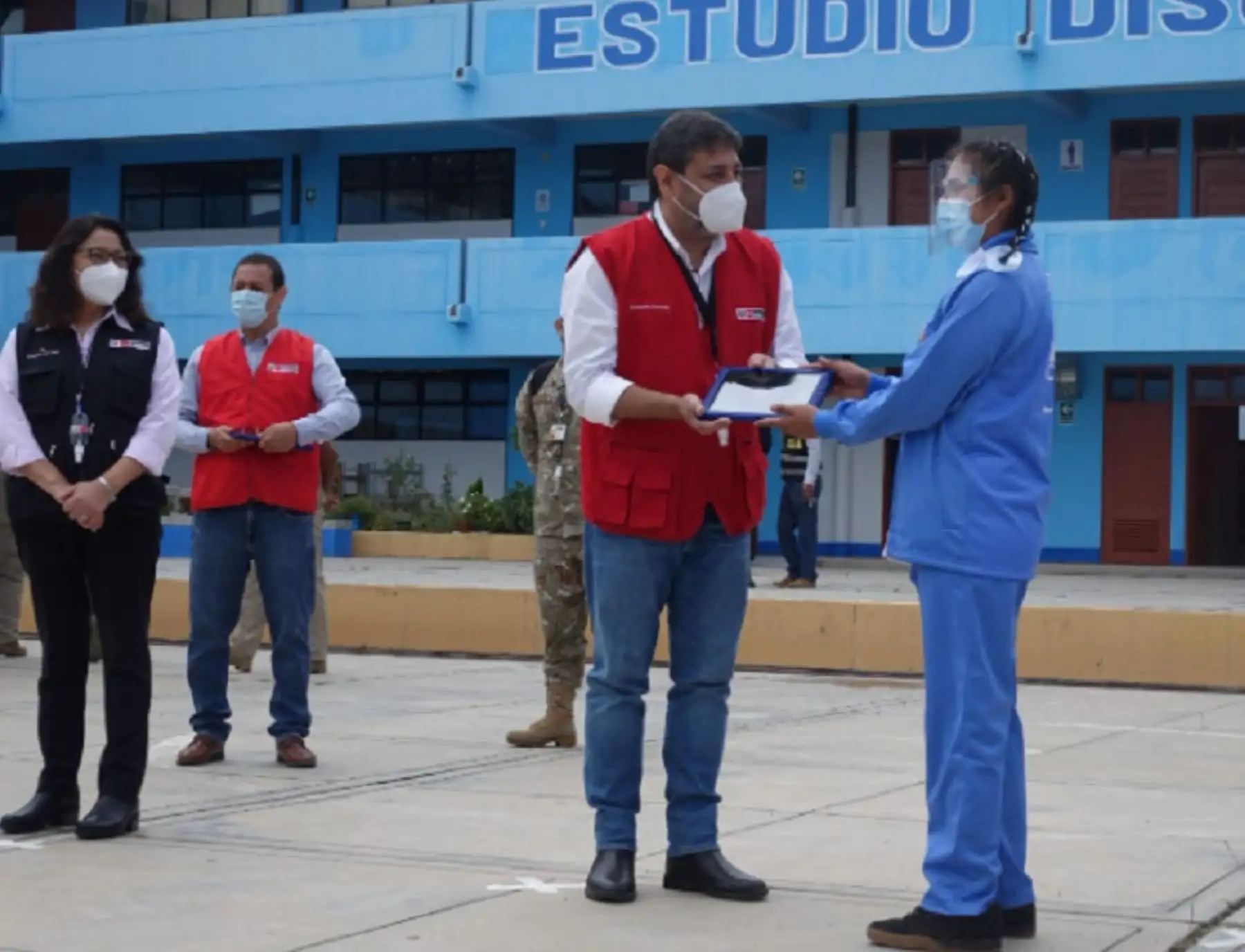 El ministro de Educación, Ricardo Cuenca, sostuvo hoy que “las tabletas son un símbolo de que el año escolar vuelve a empezar”, al entregar hoy a estudiantes y maestros de Ayacucho un lote de estos dispositivos electrónicos que son parte del total de 59,019 unidades que recibirá esta región. Foto: Minedu