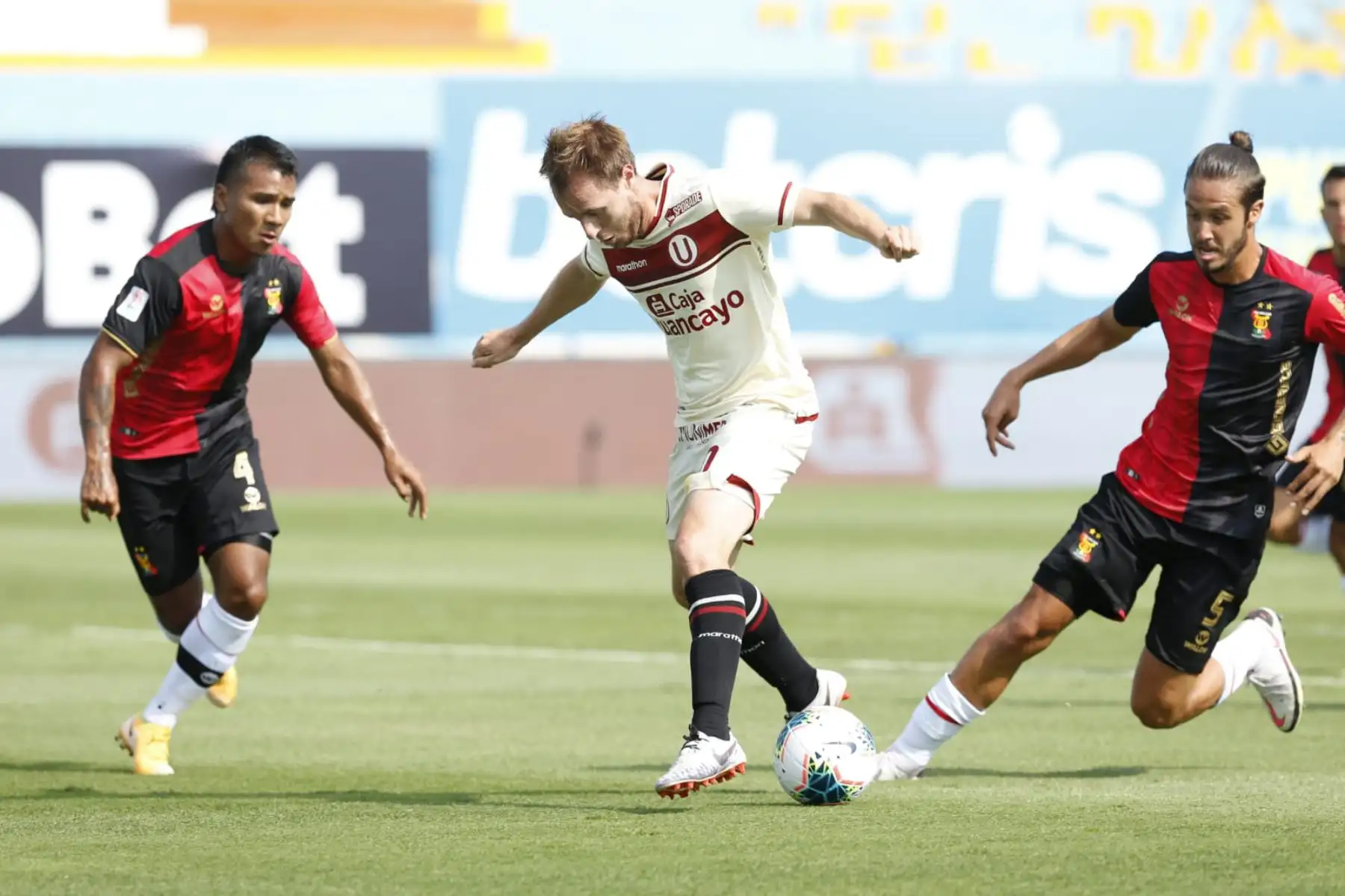 Universitario de deporte, disputa la pelota con los jugador de Melgar de Arequipa, durante el partido por la primera jornada del Grupo A, de la fase 1 de la Liga 1, en el Estadio Alberto Gallardo. Foto: @LigaFutProfdel