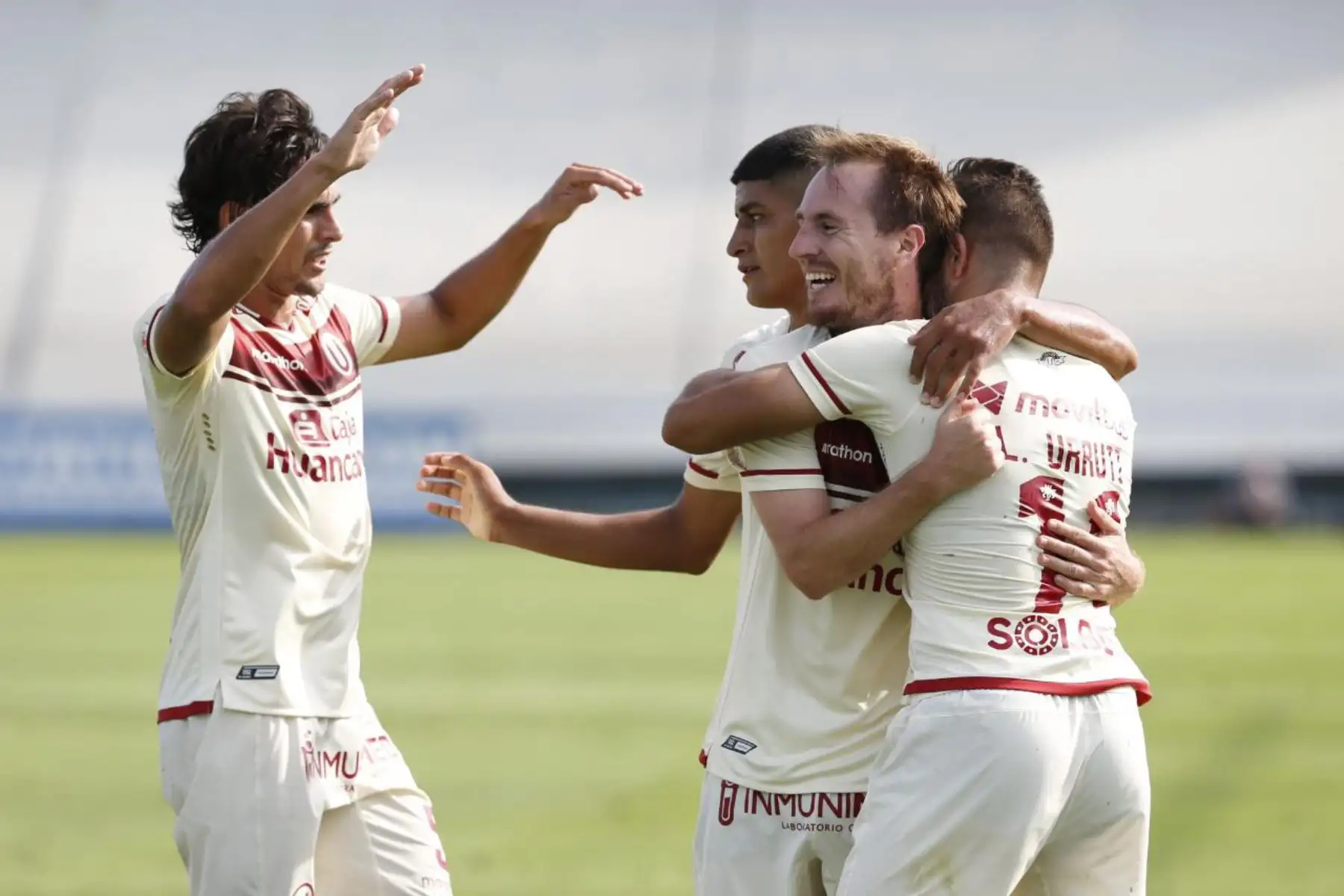 Jugadores de Universitario de deportes celebran tras anotar ante Melgar de Arequipa, por la fecha 1 de de la Liga 1, en el estadio  Alberto Gallardo. Foto: @LigaFutProfdel