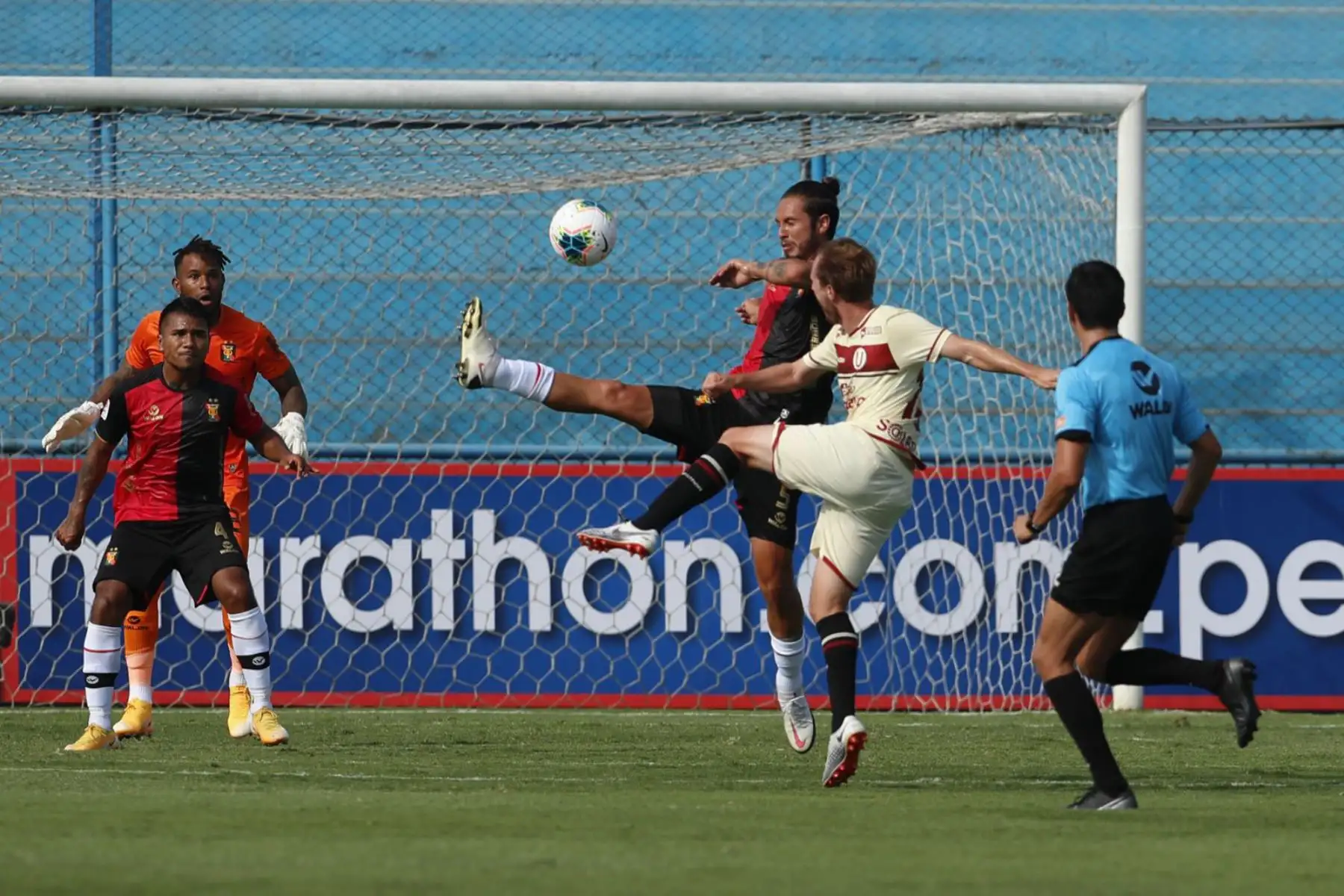 Hernán Novick de Universitario de deporte, disputa la pelota con los jugador de Melgar de Arequipa, durante el partido por la primera jornada del Grupo A, de la fase 1 de la Liga 1, en el Estadio Alberto Gallardo. Foto: @LigaFutProfdel