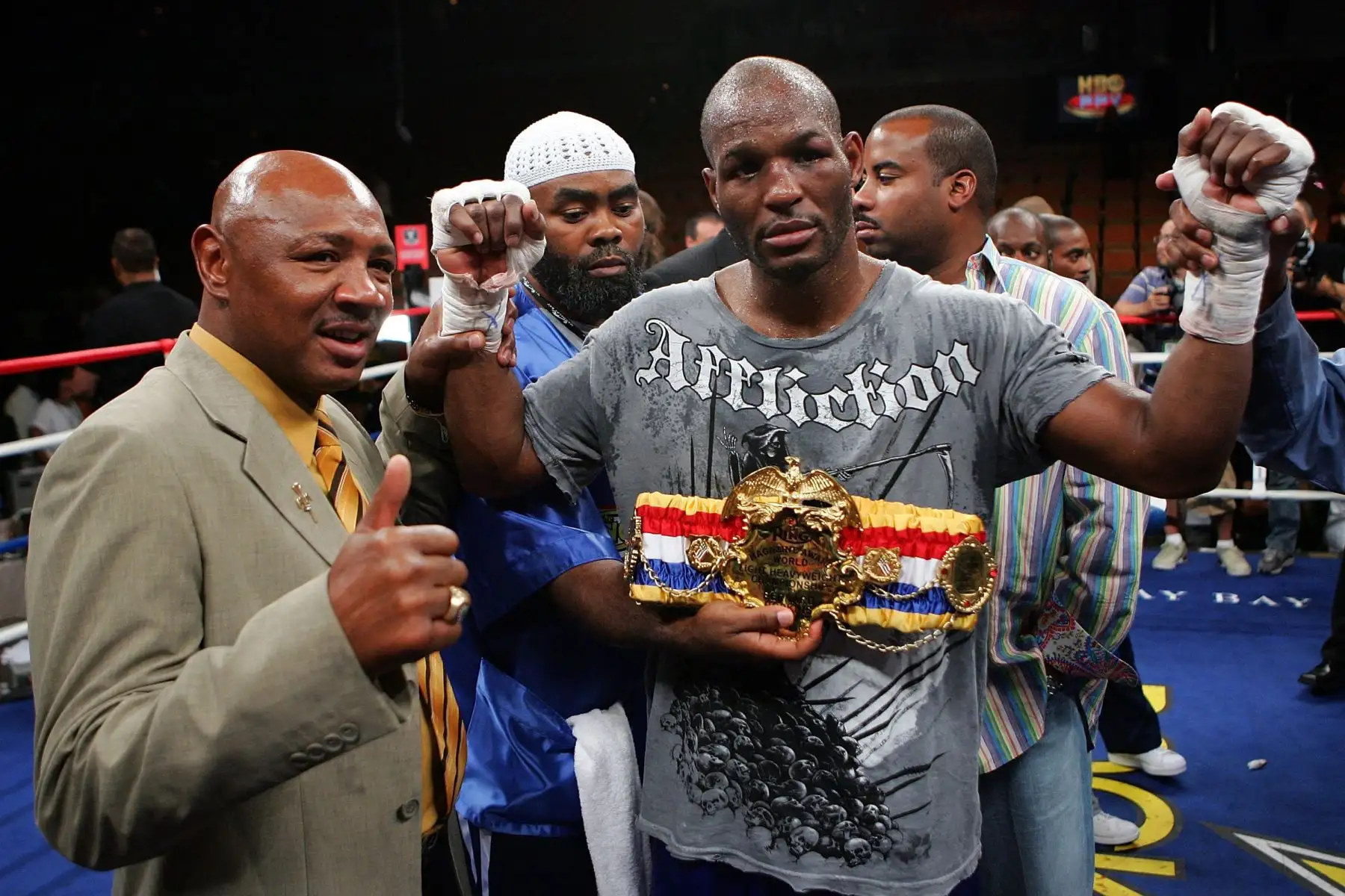 Bernard Hopkins  posa con el ex boxeador Marvin Hagler después de derrotar a Winky Wright por decisión unánime después de la pelea de Hopkins y Wright en el peso semipesado en el Mandalay en Las Vegas, Nevada. 
Foto: AFP