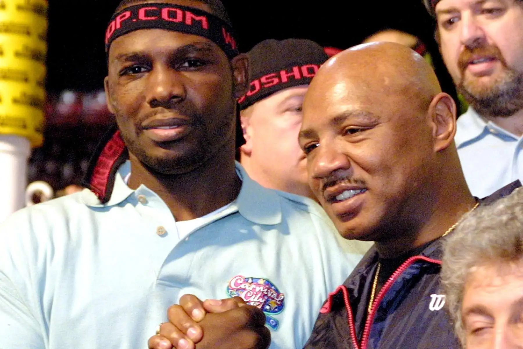 El boxeador estadounidense Hasim Rahman posa con el ex campeón mundial de peso mediano Marvin Hagler en Johannesburgo antes de su pelea con el campeón mundial de peso pesado, el británico Lennox Lewis Foto: AFP
