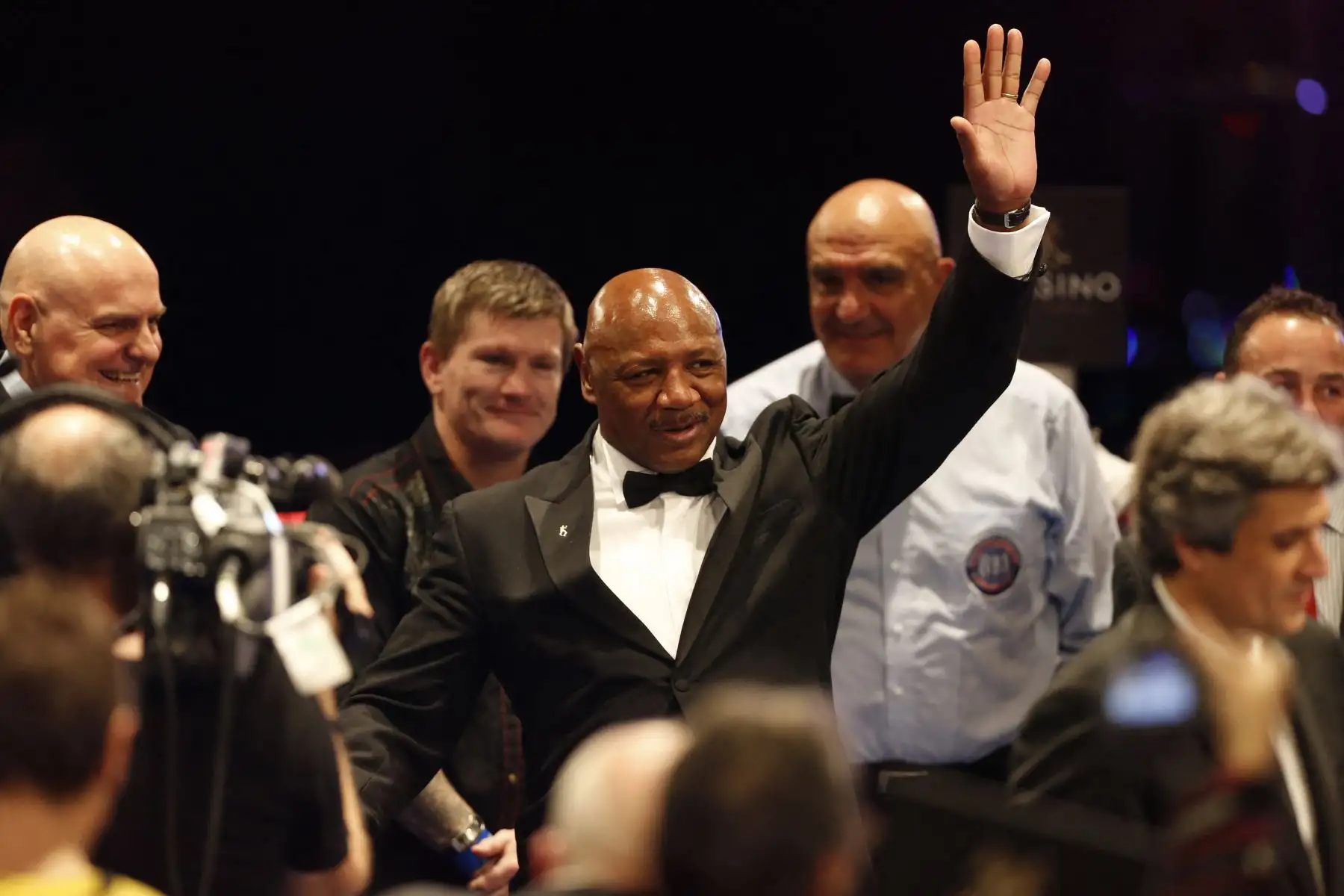 El ex boxeador profesional Marvin Hagler de los Estados Unidos saluda a sus seguidores antes del Gennady Golovkin de Kazajistán contra el combate de boxeo de la AMB de peso mediano Nobuhiro Ishida de Japón, el campeón indiscutido de peso mediano de 1980 a 1987, murió a los 66 años. En una publicación en la página de Facebook del famoso luchador, Kay G. Hagler dijo que su esposo murió en la casa familiar en New Hampshire. 
Foto: AFP