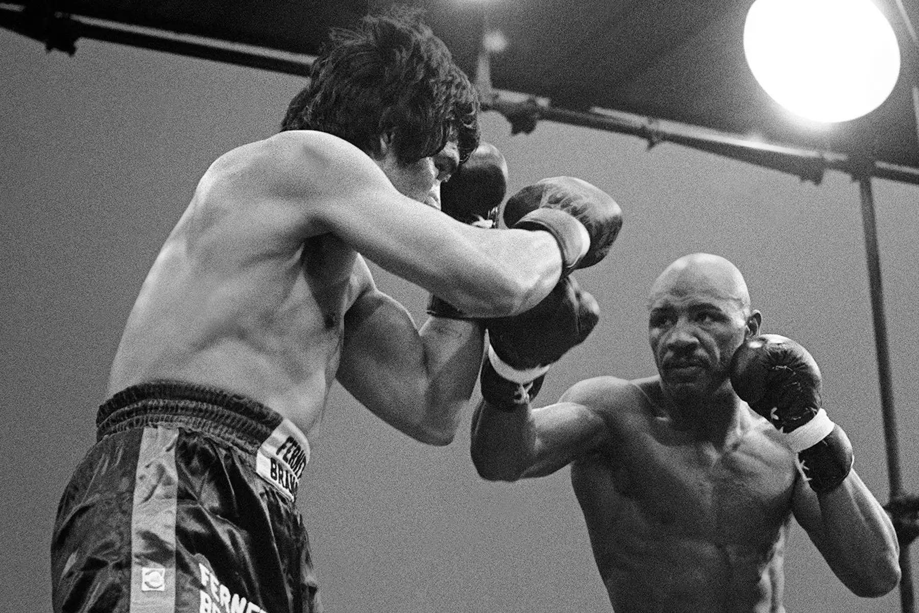 El boxeador estadounidense Marvin Hagler pelea contra el argentino Norberto Rufino Cabrera durante un combate de peso mediano, el 30 de junio de 1979 en la Explanada de Fontvieille, Montecarlo, Mónaco. "Maravilloso" Marvin Hagler ostenta el título de campeón mundial de peso mediano de 1980 a 1987. Foto: AFP
