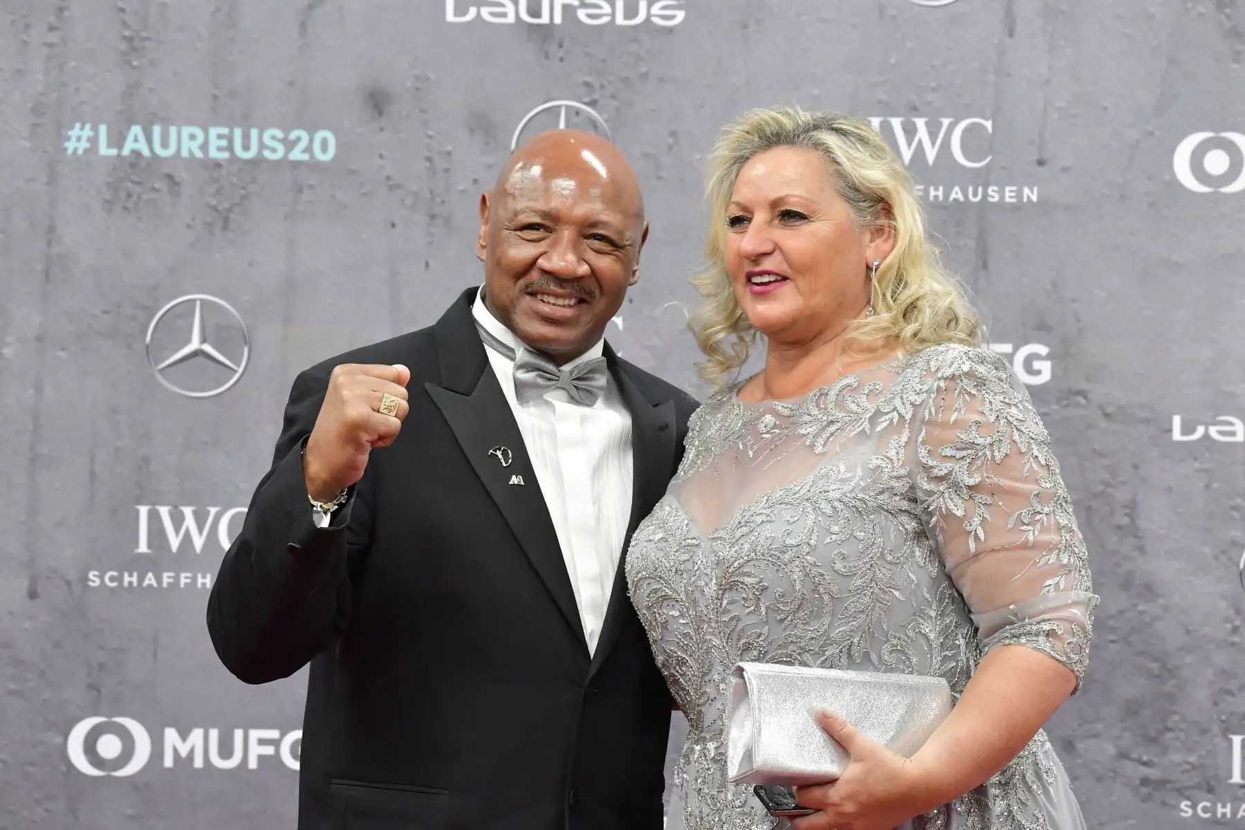 El miembro de la Academia Laureus Marvelous Marvin Hagler y su esposa Kay Guarrera posan en la alfombra roja antes de la ceremonia de los premios Laureus World Sports Awards 2020 en Berlín, el campeón indiscutible de peso mediano de 1980 a 1987, murió a los 66 años, dijo su esposa el sábado 13 de marzo.
En una publicación en la página de Facebook del famoso luchador, Kay G. Hagler dijo que su esposo murió en la casa familiar en New Hampshire. 
Foto: AFP