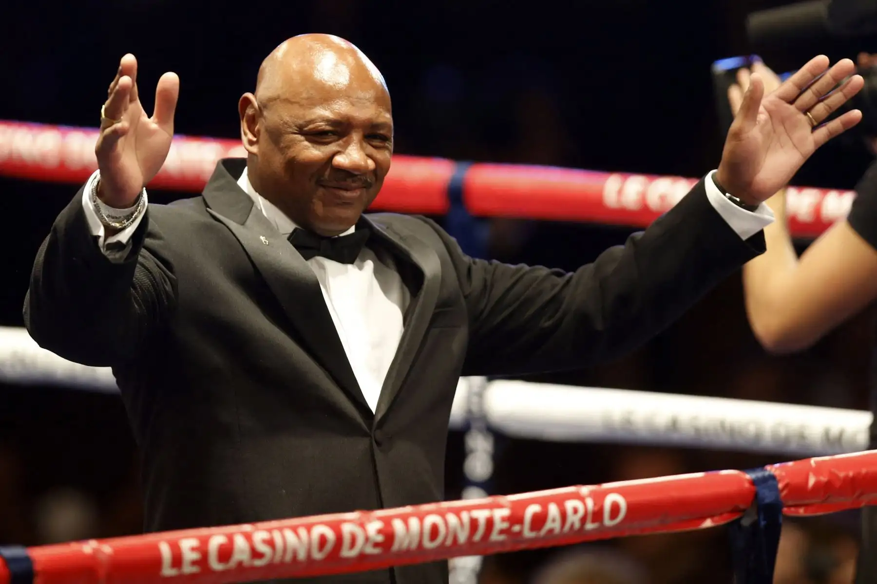 El ex boxeador profesional Marvin Hagler de los EE. UU. Reacciona ante la multitud antes del Gennady Golovkin de Kazajistán contra el combate de boxeo de peso mediano de la AMB Nobuhiro Ishida de Japón. Foto: AFP