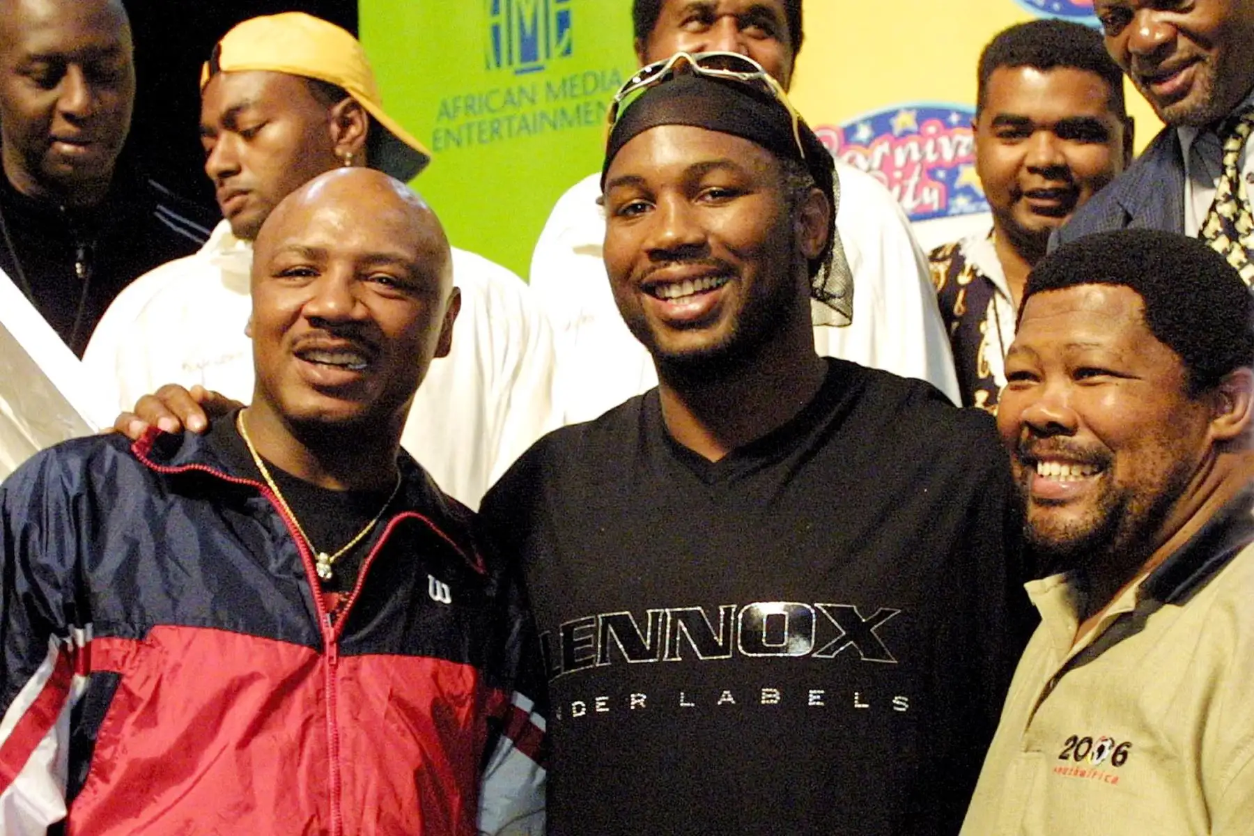 El campeón mundial de peso pesado Lennox Lewis posa para los medios con el ex campeón mundial de peso mediano Marvin Hagler y el ministro de Deportes de Sudáfrica,  Lewis pelea contra el boxeador estadounidense Hasim Rahman.
Foto: AFP